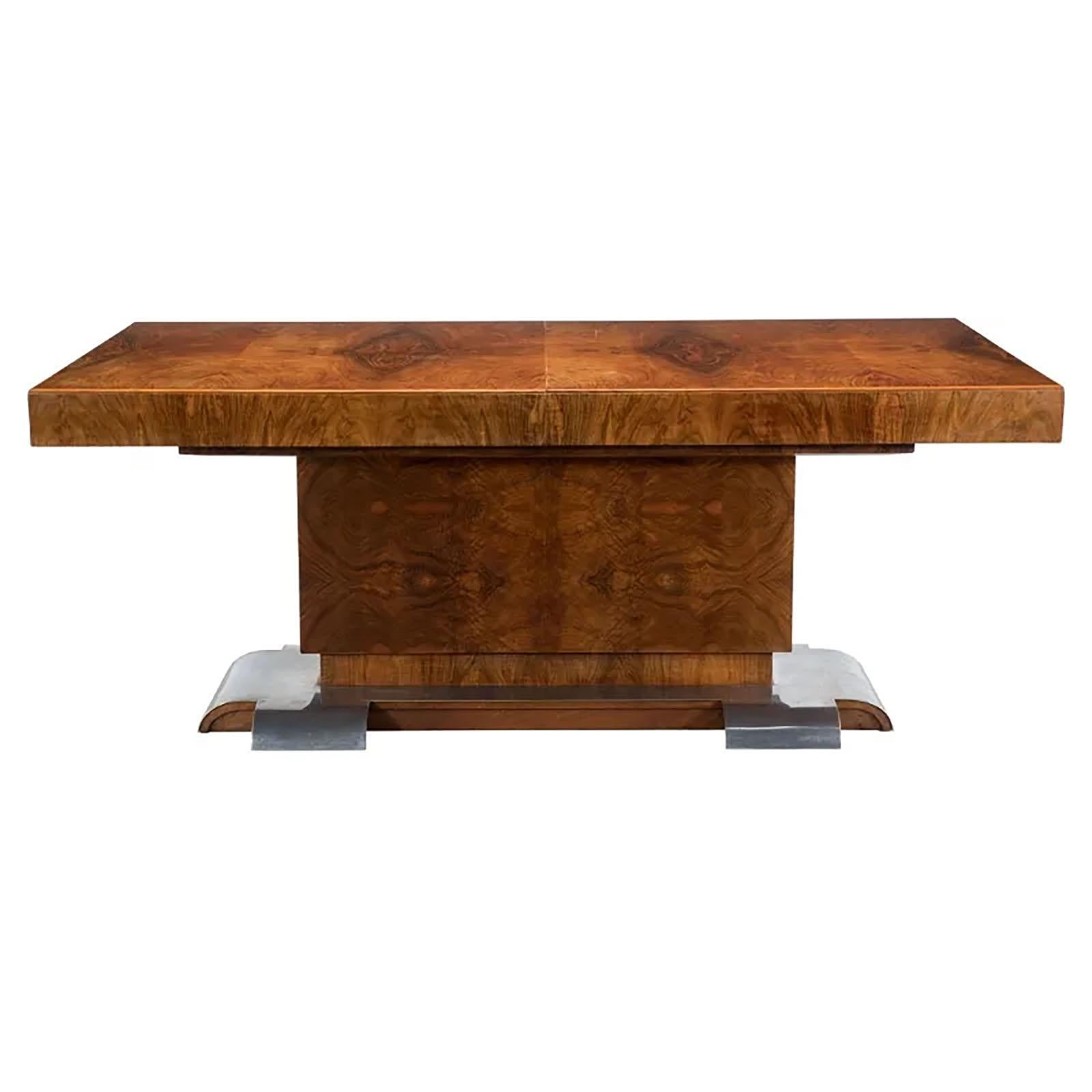 Elegante table de salle à manger Art déco française, attribuée à Dominique, non signée, France, vers les années 1930. Il est fabriqué en bois magnifiquement bruni et en quincaillerie nickelée. Cette table de salle à manger a été achetée avec 8