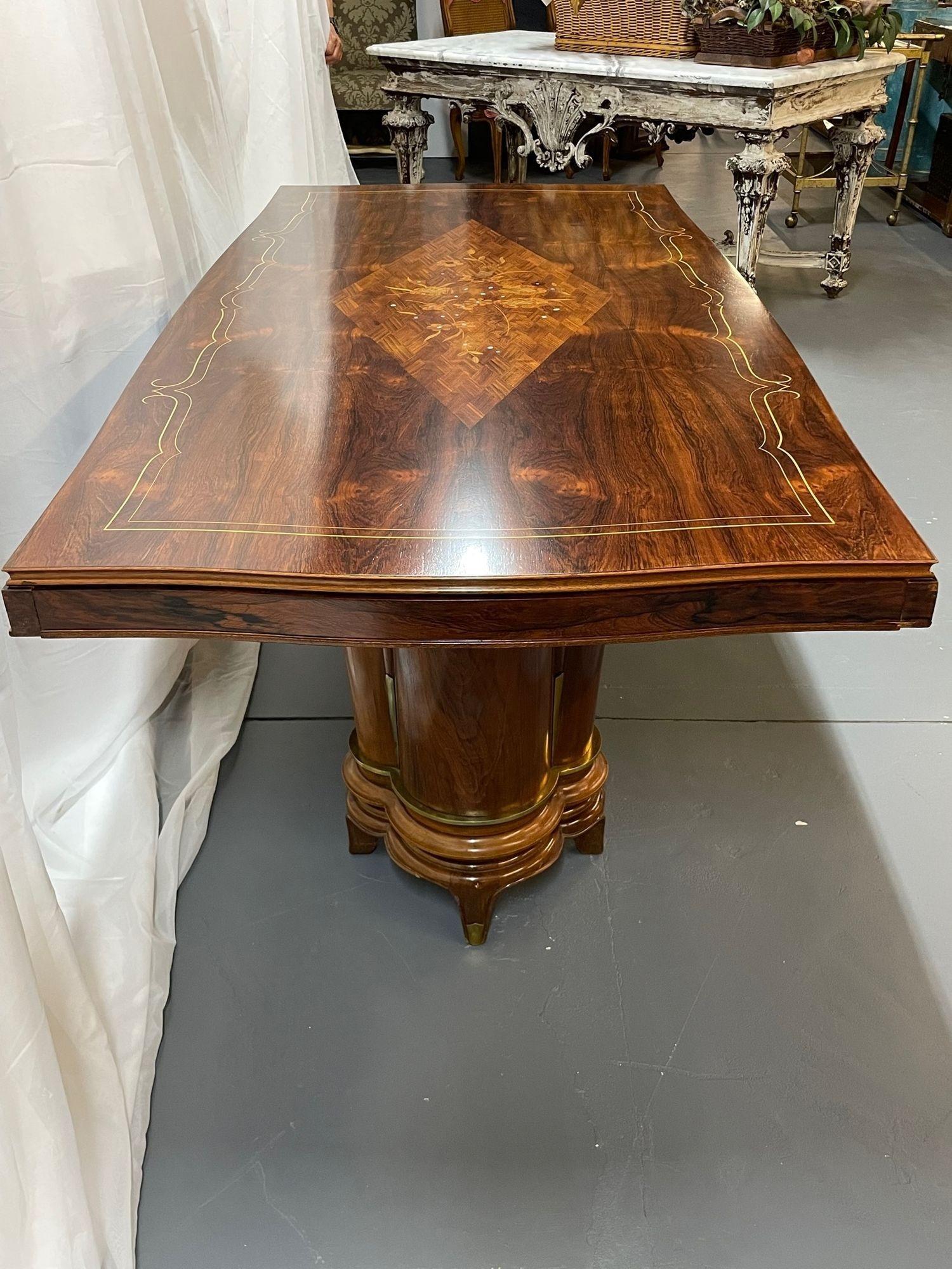 Table de centre, de salle à manger ou de conférence de Jules Leleu, de style Art déco français, avec provenance de Sotheby's. 

Le plateau en bois de rose incrusté de marqueterie de bois de fruitiers et d'ormeaux a été entièrement restauré et repose