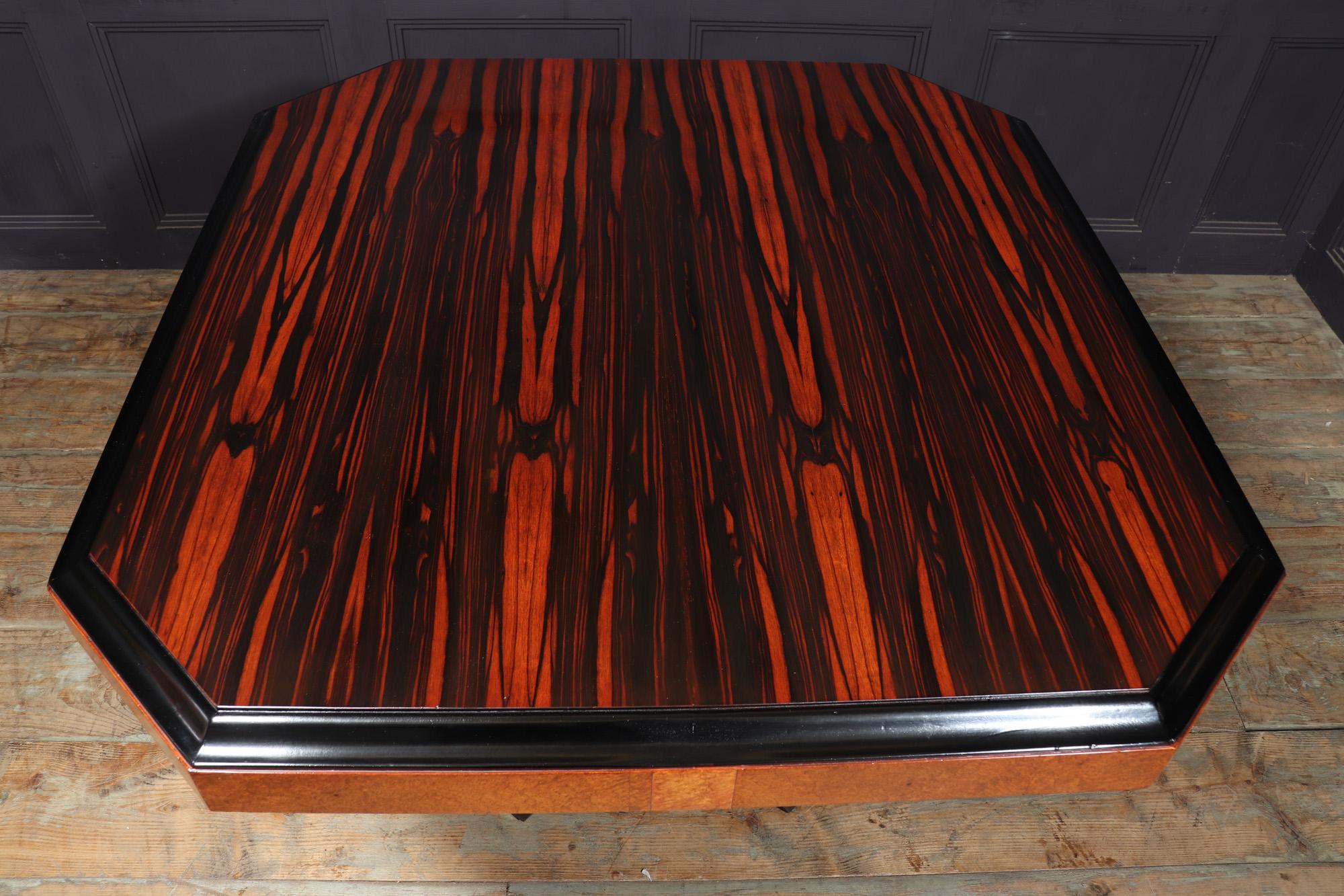 Early 20th Century French Art Deco Dining Table in Macassar Ebony and Amboyna For Sale
