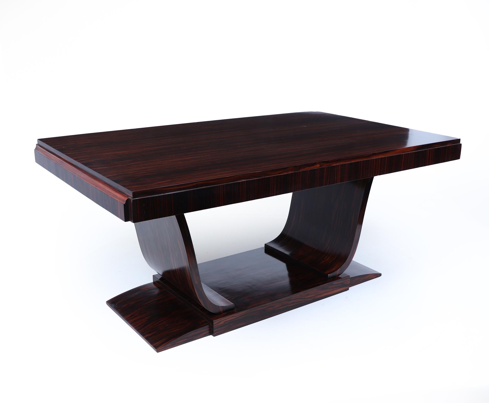 Français Table de salle à manger Art déco française en ébène de Macassar en vente