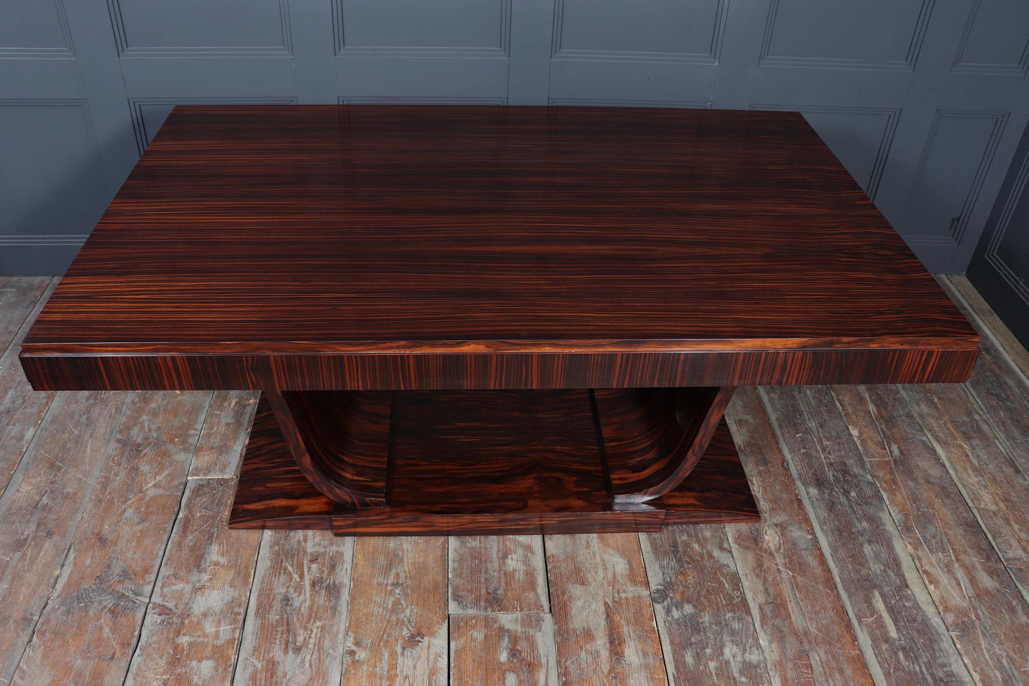 Milieu du XXe siècle Table de salle à manger Art déco française en ébène de Macassar en vente