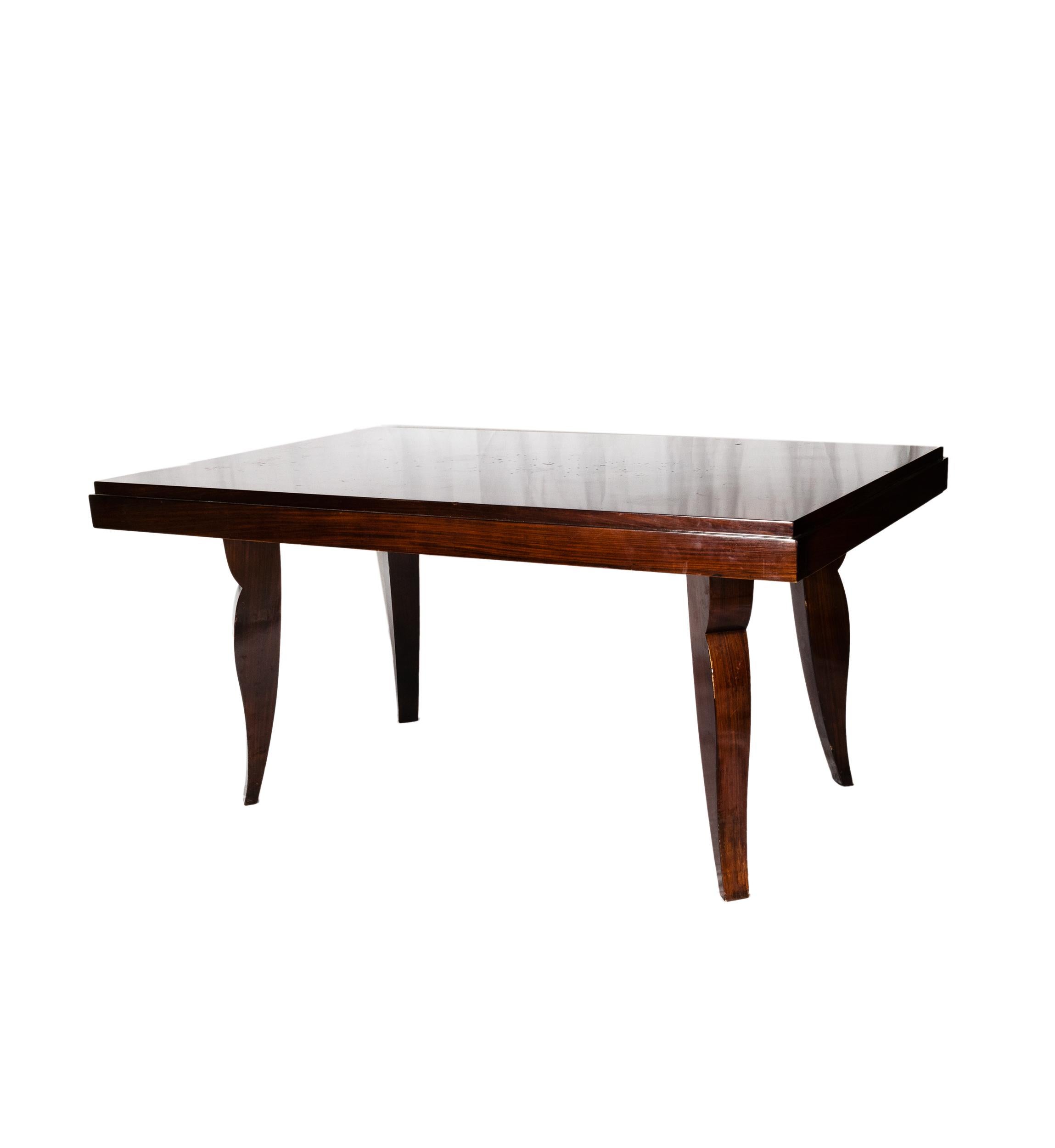 Questo splendido tavolo da pranzo degli anni '30, ispirato al famoso designer Jules Leleu, è caratterizzato da una squisita intarsio a forma di diamante.

Due prolunghe rimovibili ti permettono di regolare le dimensioni del tavolo per adattarlo