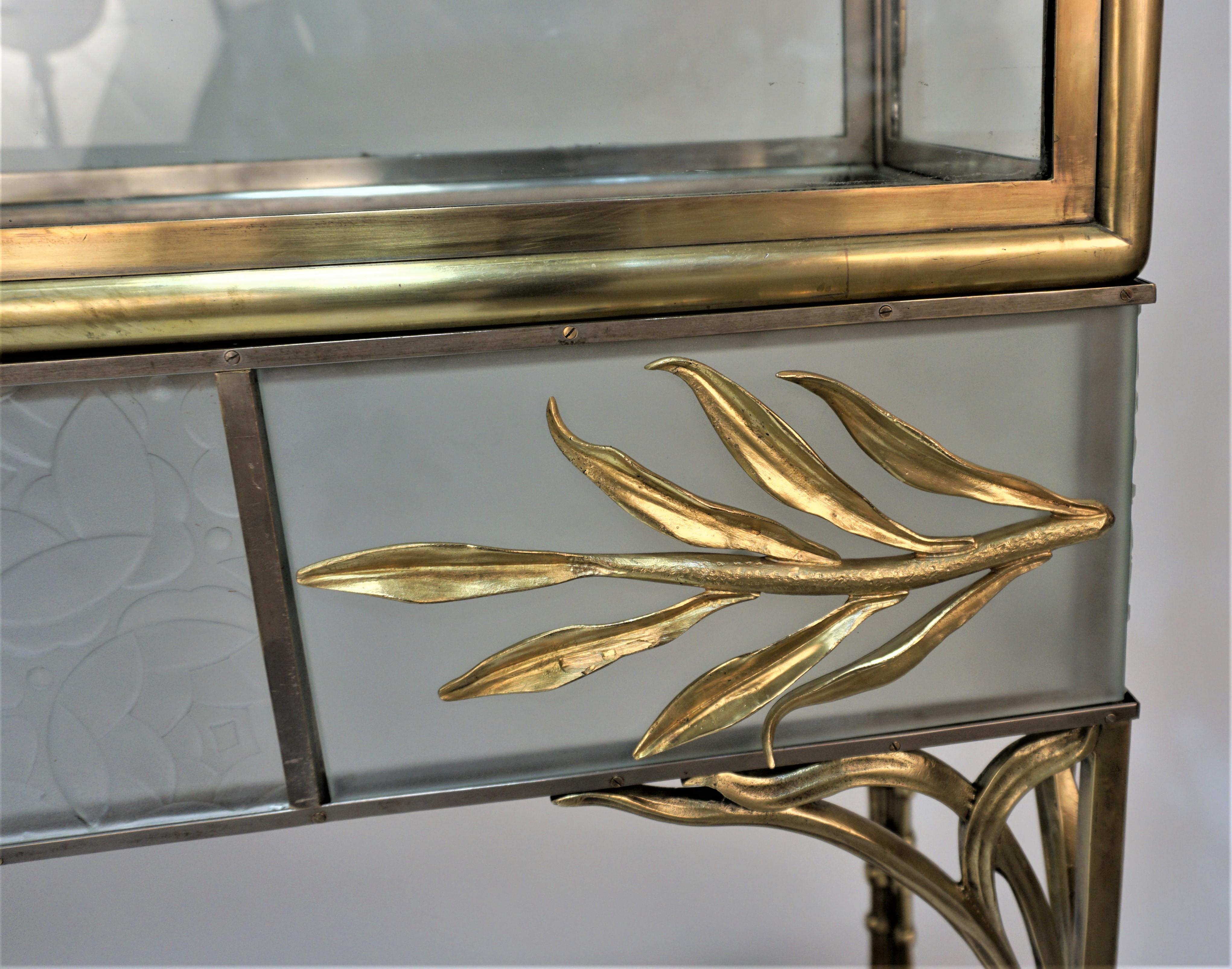 French Art Deco Display Cabinet-Vitrine In Good Condition In Fairfax, VA