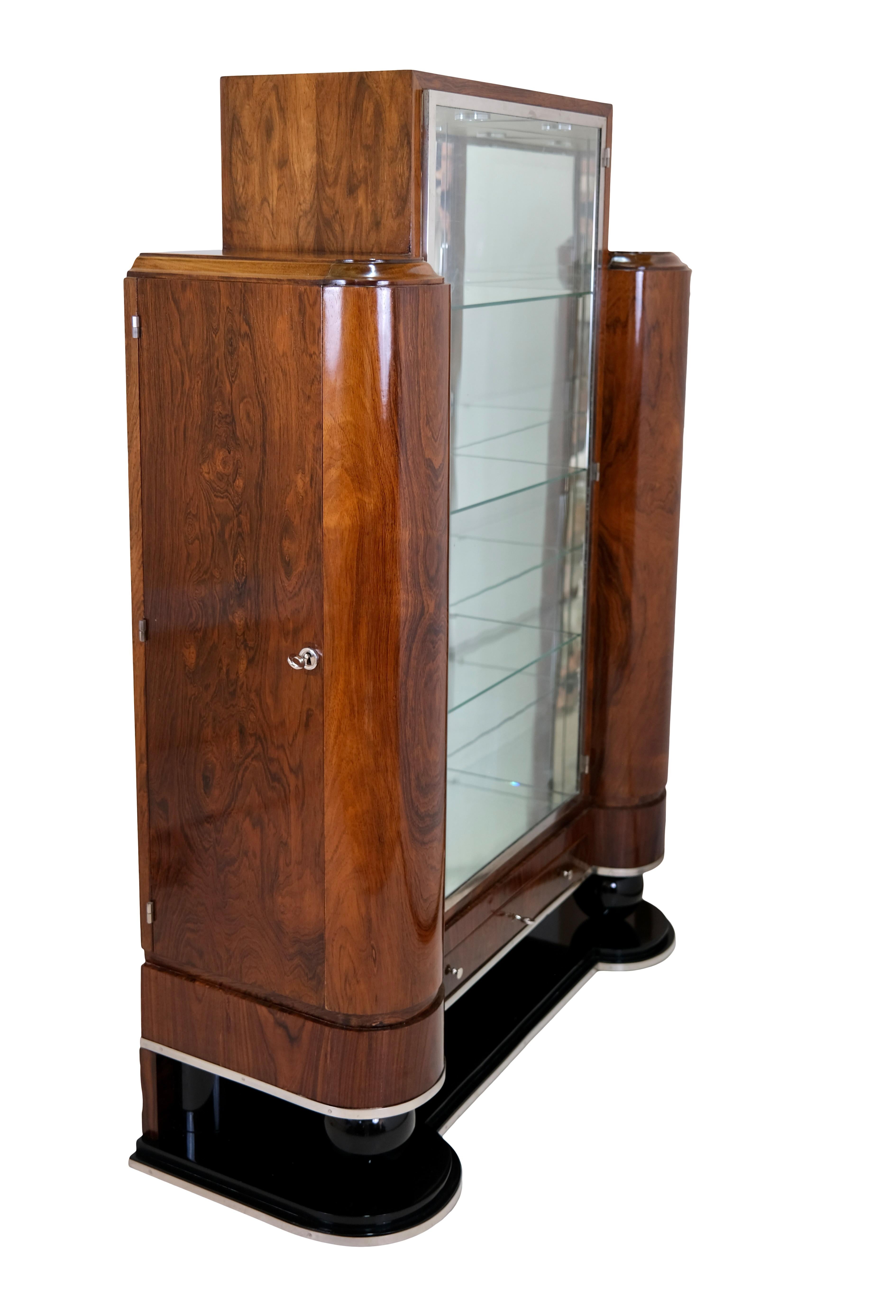 Polished French Art Deco Display Case with Columnar Side Compartments  For Sale