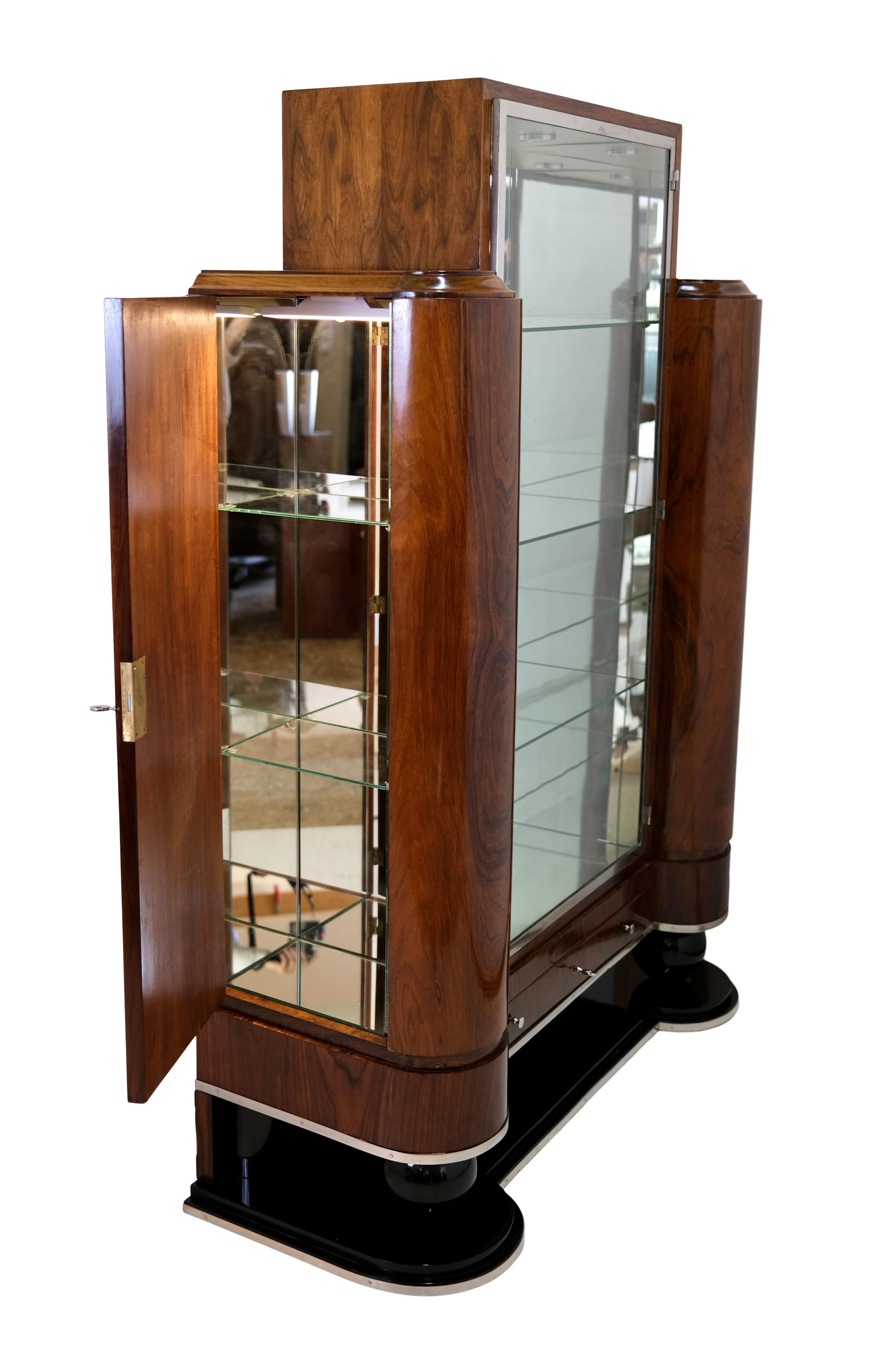 French Art Deco Display Case with Columnar Side Compartments  In Good Condition For Sale In Ulm, DE