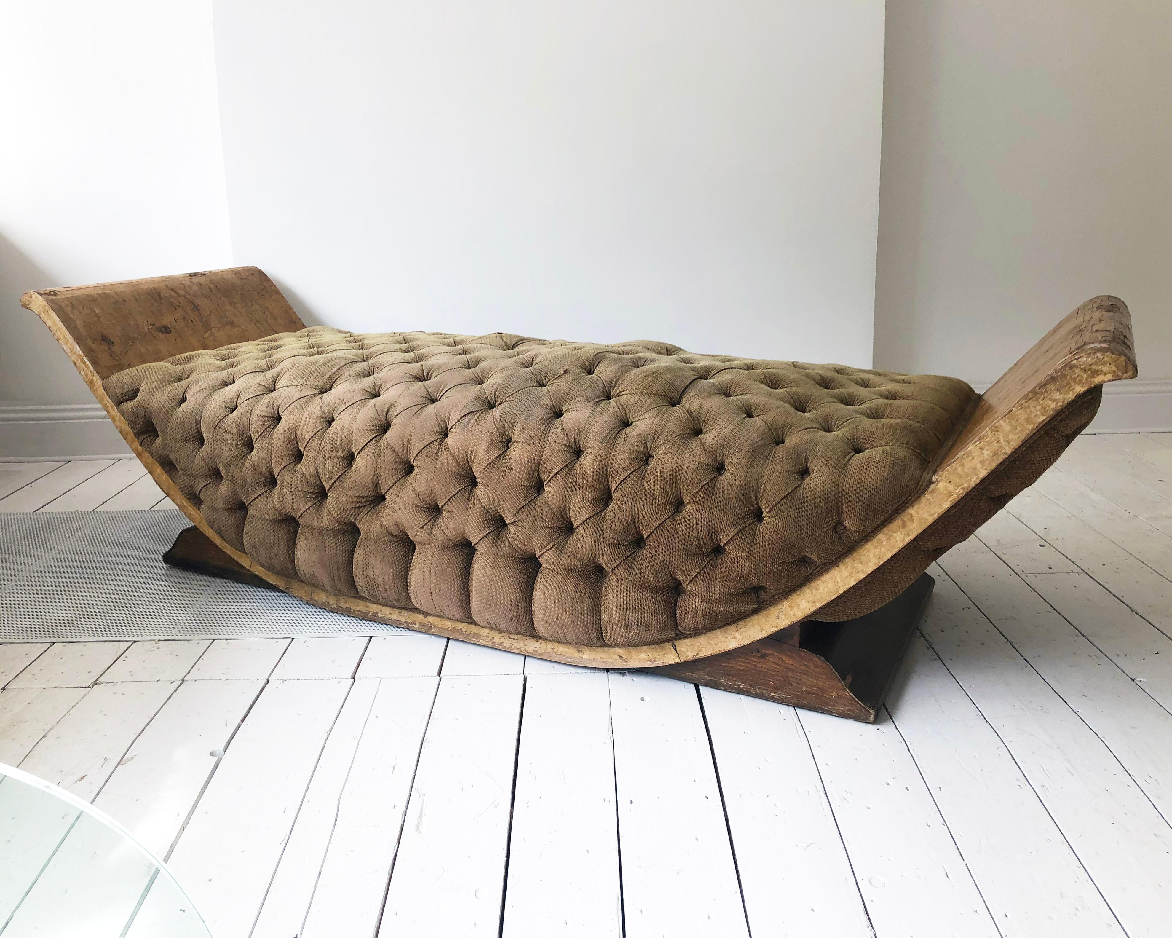 French Art Deco Distressed Gondola Chaise Longue Antique Daybed Vintage In Distressed Condition In London, GB
