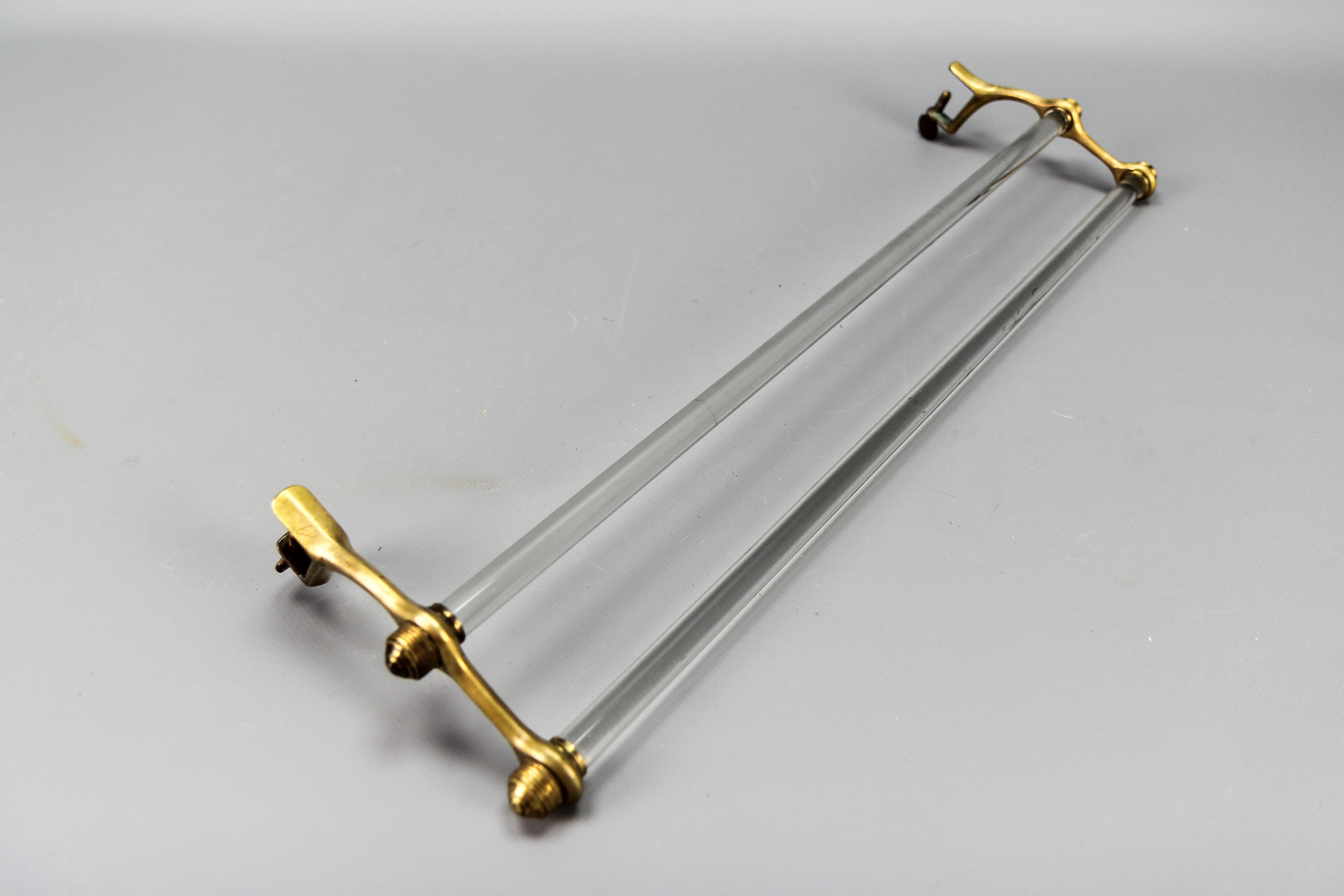 Französischer Art-Déco-Handtuchhalter aus Doppelglas mit Messingenden, 1930er Jahre.
Ein eleganter, doppelter Glastuchhalter aus der Art déco-Zeit mit Messingenden. Die U-förmigen Krallen am Ende der Messingteile haben am unteren Ende ein