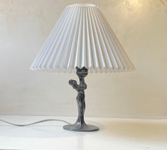 Lámpara de sobremesa francesa Art Déco "Vestido" en peltre, años 30