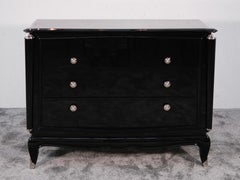 Commode Art déco française en laque noire avec quincaillerie en nickel poli, années 1940