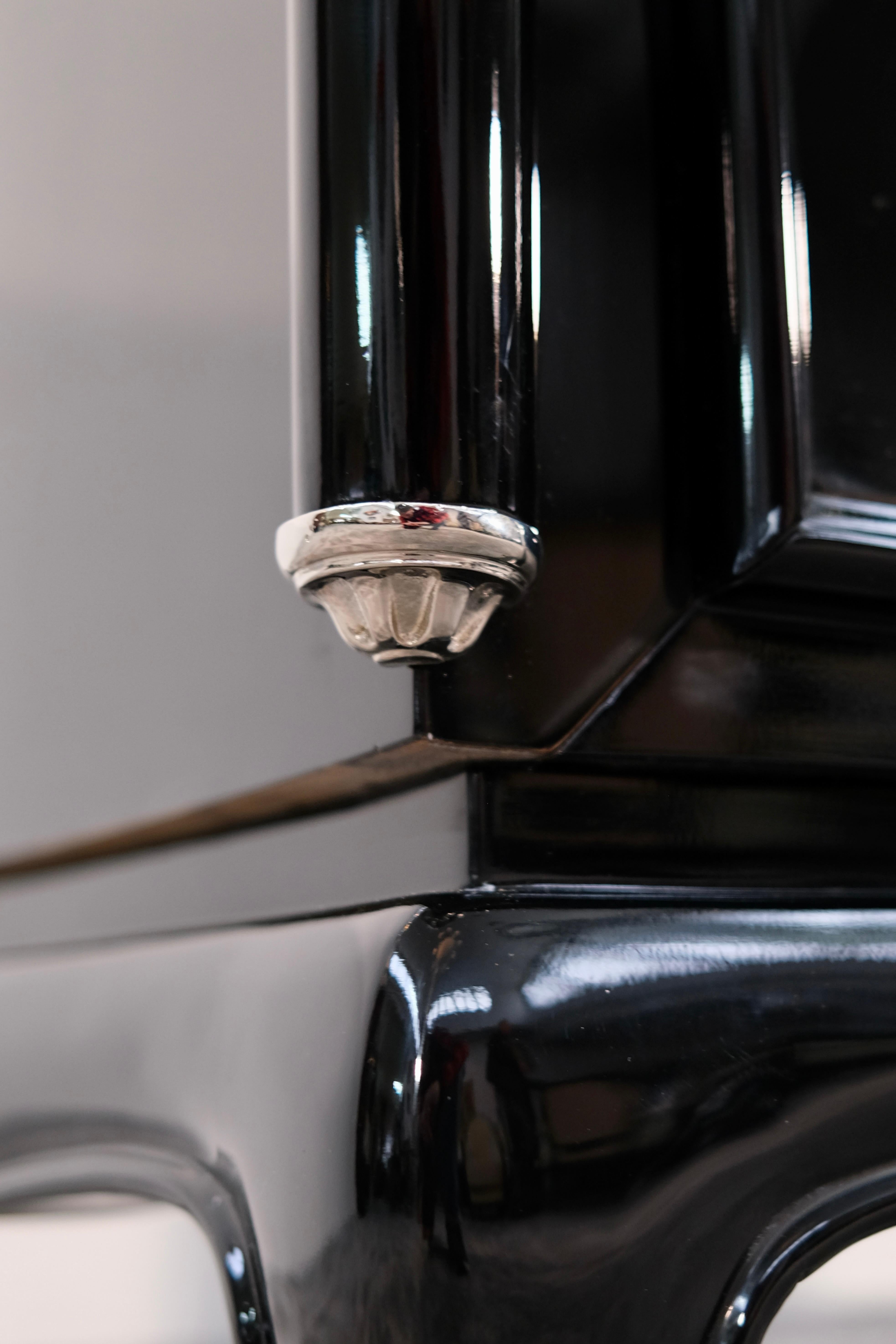 Comò francese Art Deco in lacca nera con ferramenta in nichel lucido, anni '40 in vendita 1