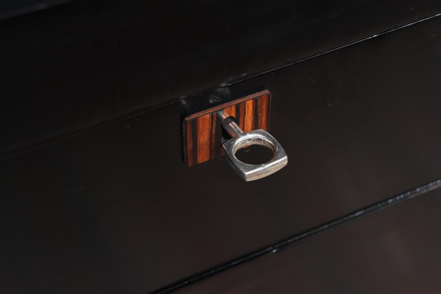 Französischer Art-Déco-Schreibtisch aus Ebonit mit Lederplatte (Mahagoni) im Angebot