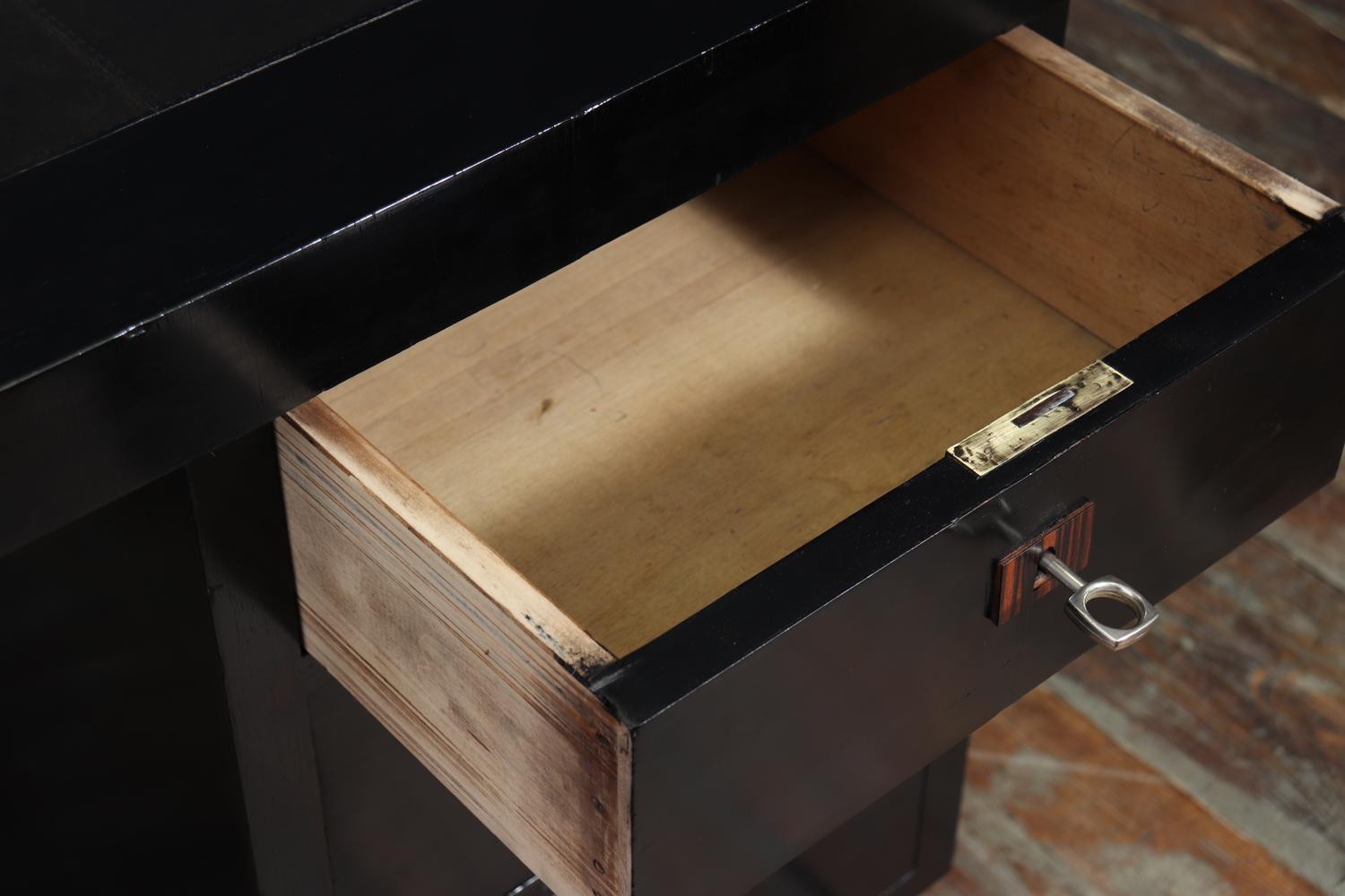 Französischer Art-Déco-Schreibtisch aus Ebonit mit Lederplatte im Angebot 1