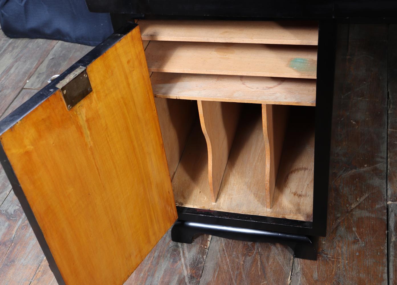 Französischer Art-Déco-Schreibtisch aus Ebonit mit Lederplatte im Angebot 2