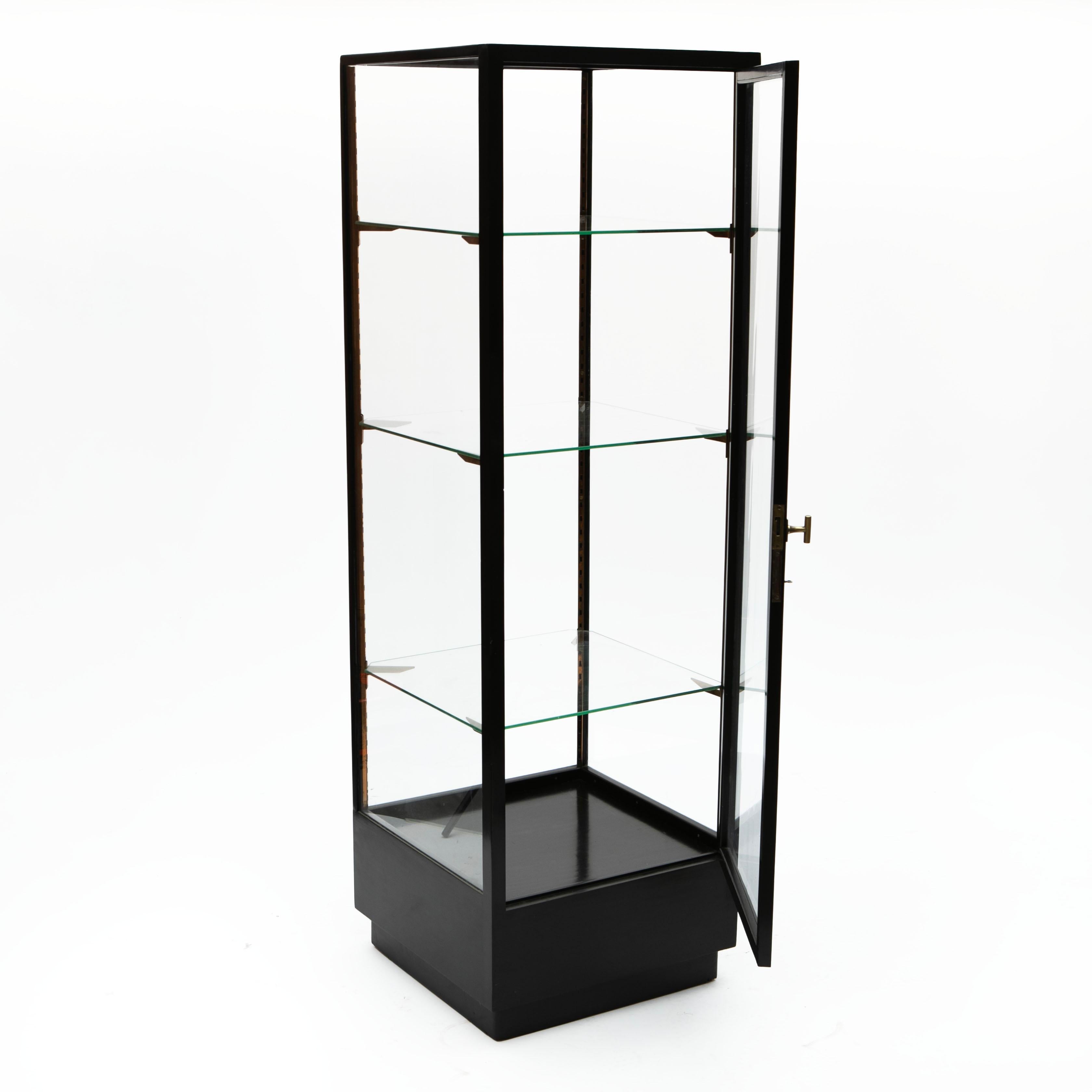 Französischer Vitrinenschrank aus ebonisiertem Glas im Art déco-Stil (Ebonisiert) im Angebot