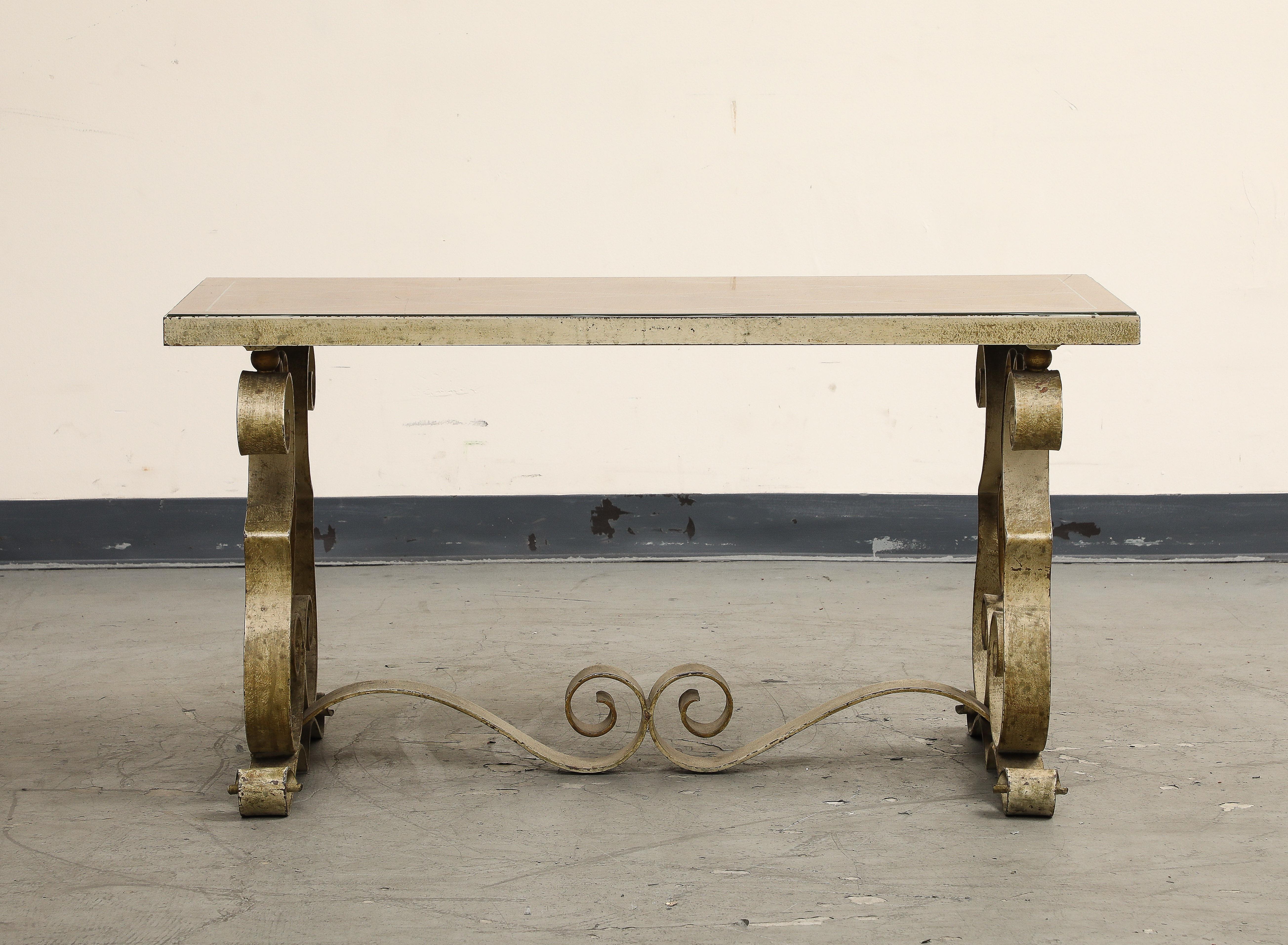 Table basse en métal peint et en églomisé de style Art Déco, vers 1940 en vente 4