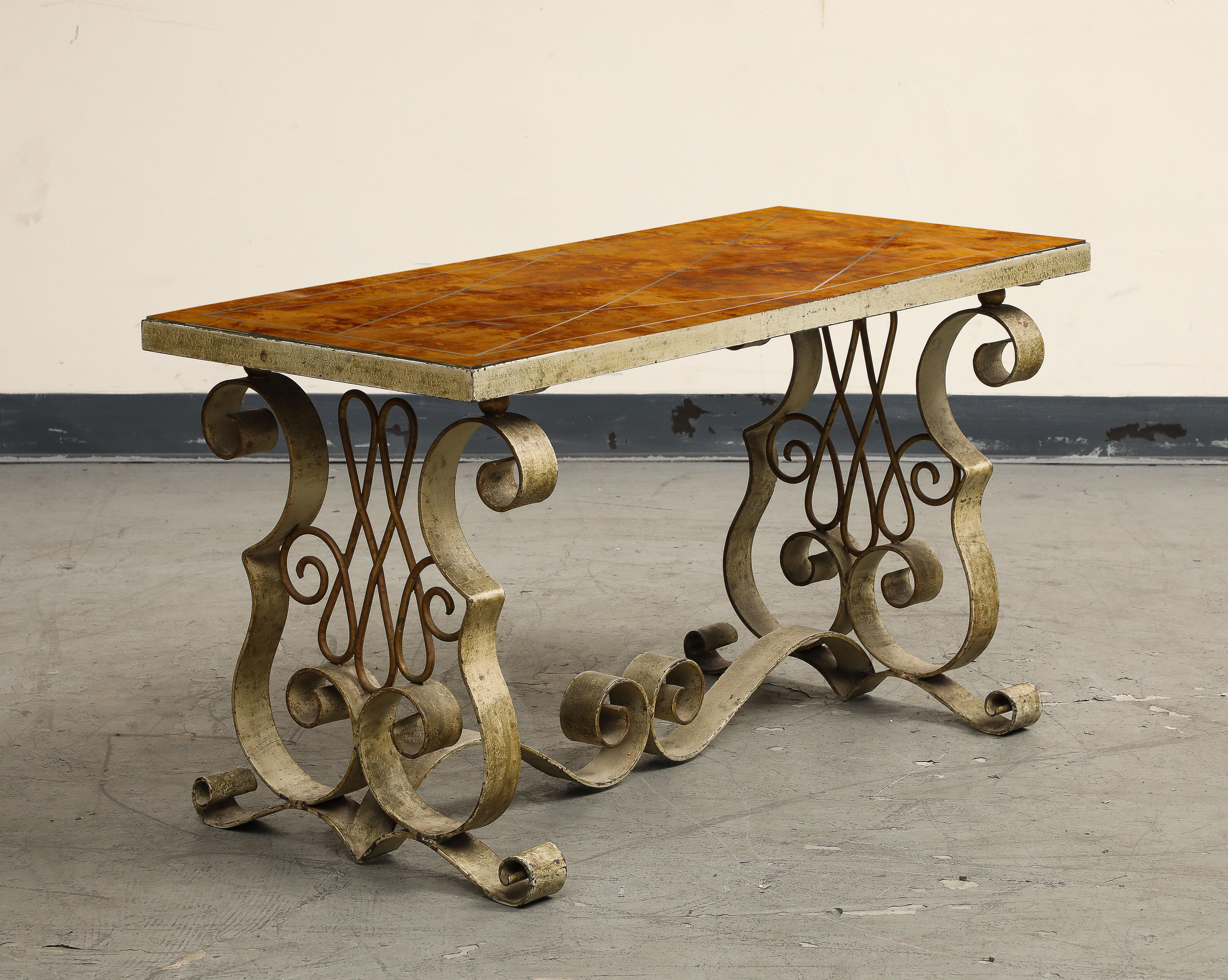 Table basse en métal peint et en églomisé de style Art Déco, vers 1940 en vente 5
