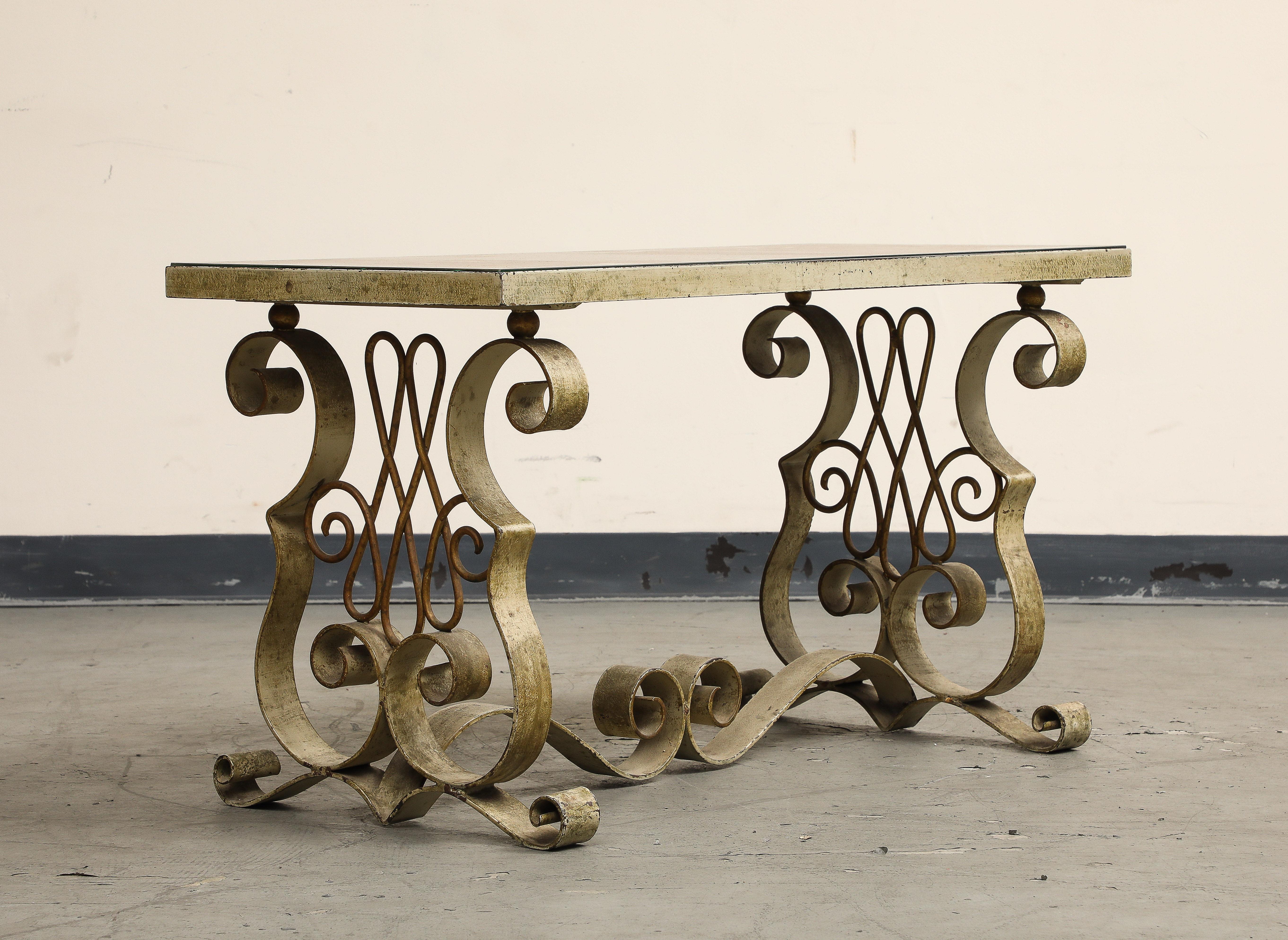 Table basse en métal peint et en églomisé de style Art Déco, vers 1940 en vente 6
