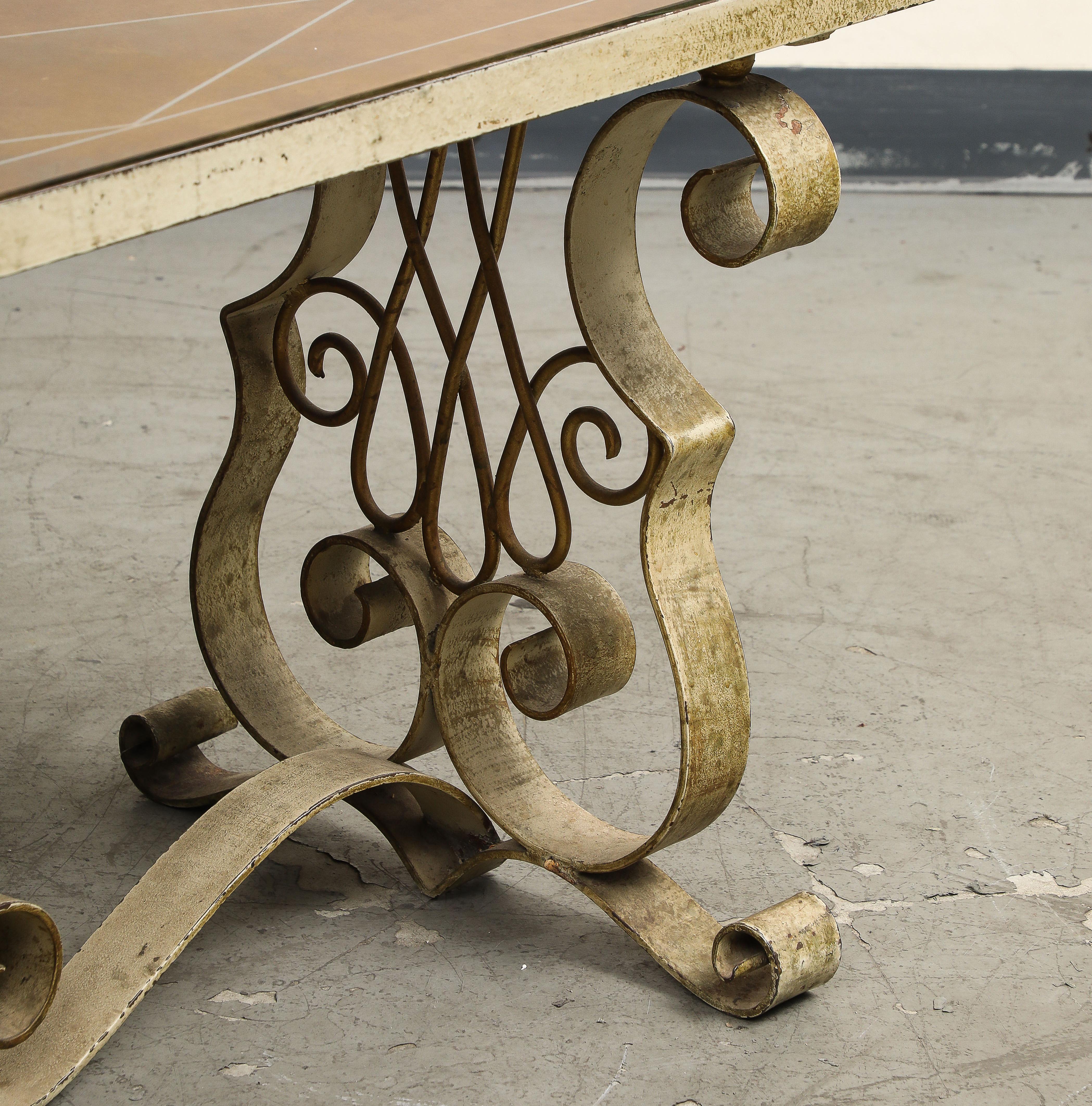Table basse en métal peint et en églomisé de style Art Déco, vers 1940 en vente 7