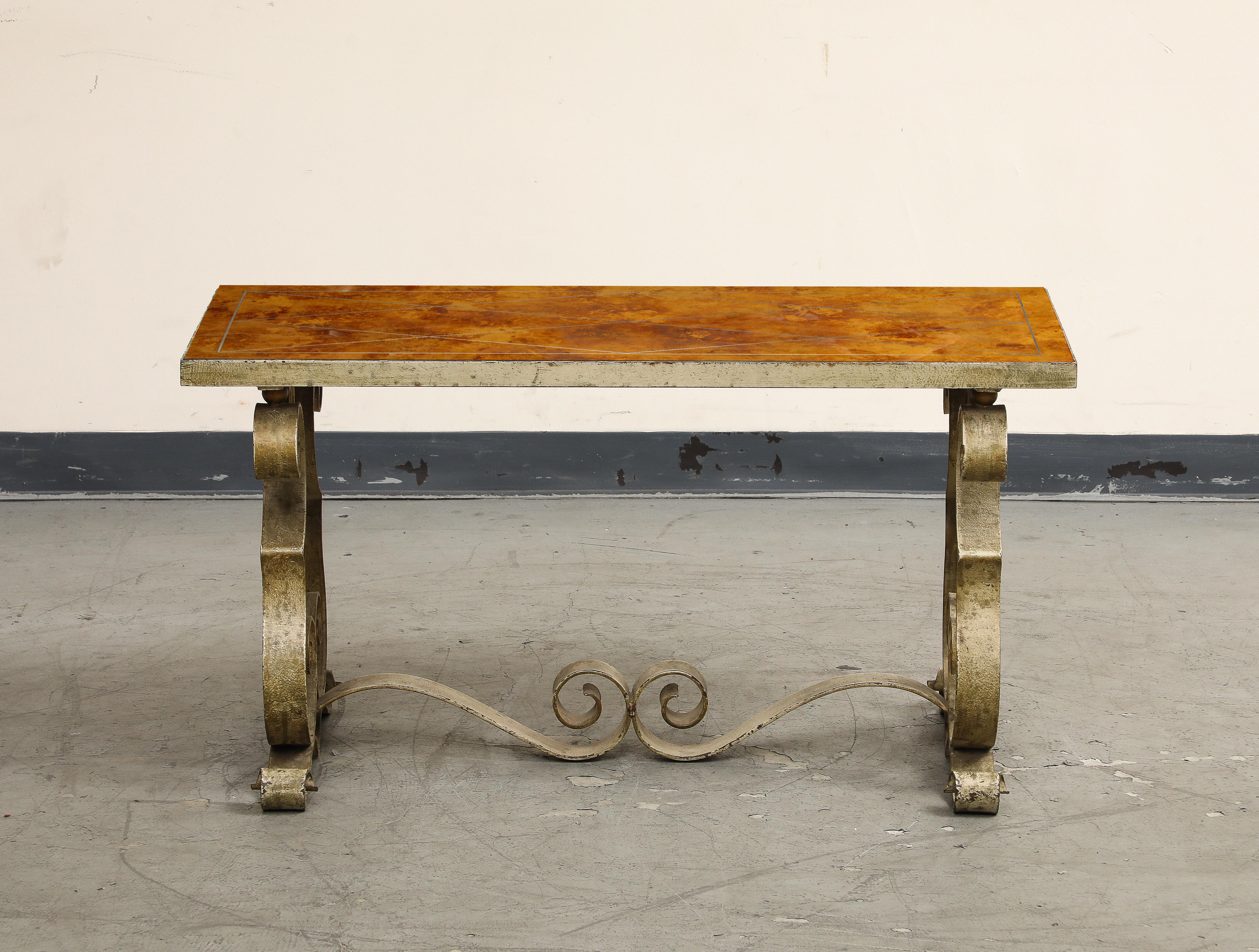 Table basse en métal peint et en églomisé de style Art Déco français des années 1940, avec un plateau magnifiquement détaillé. La base est composée de magnifiques volutes en métal. 