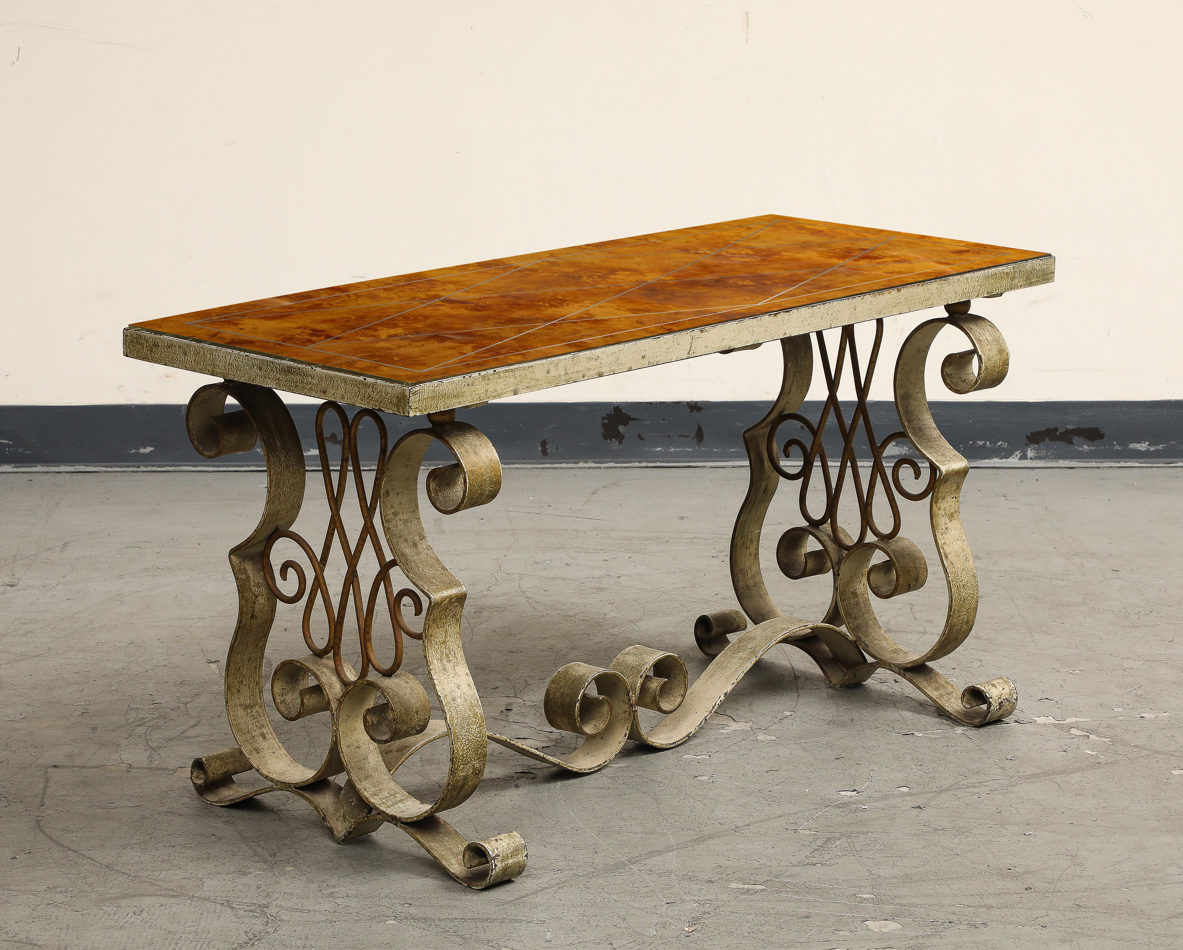 Français Table basse en métal peint et en églomisé de style Art Déco, vers 1940 en vente
