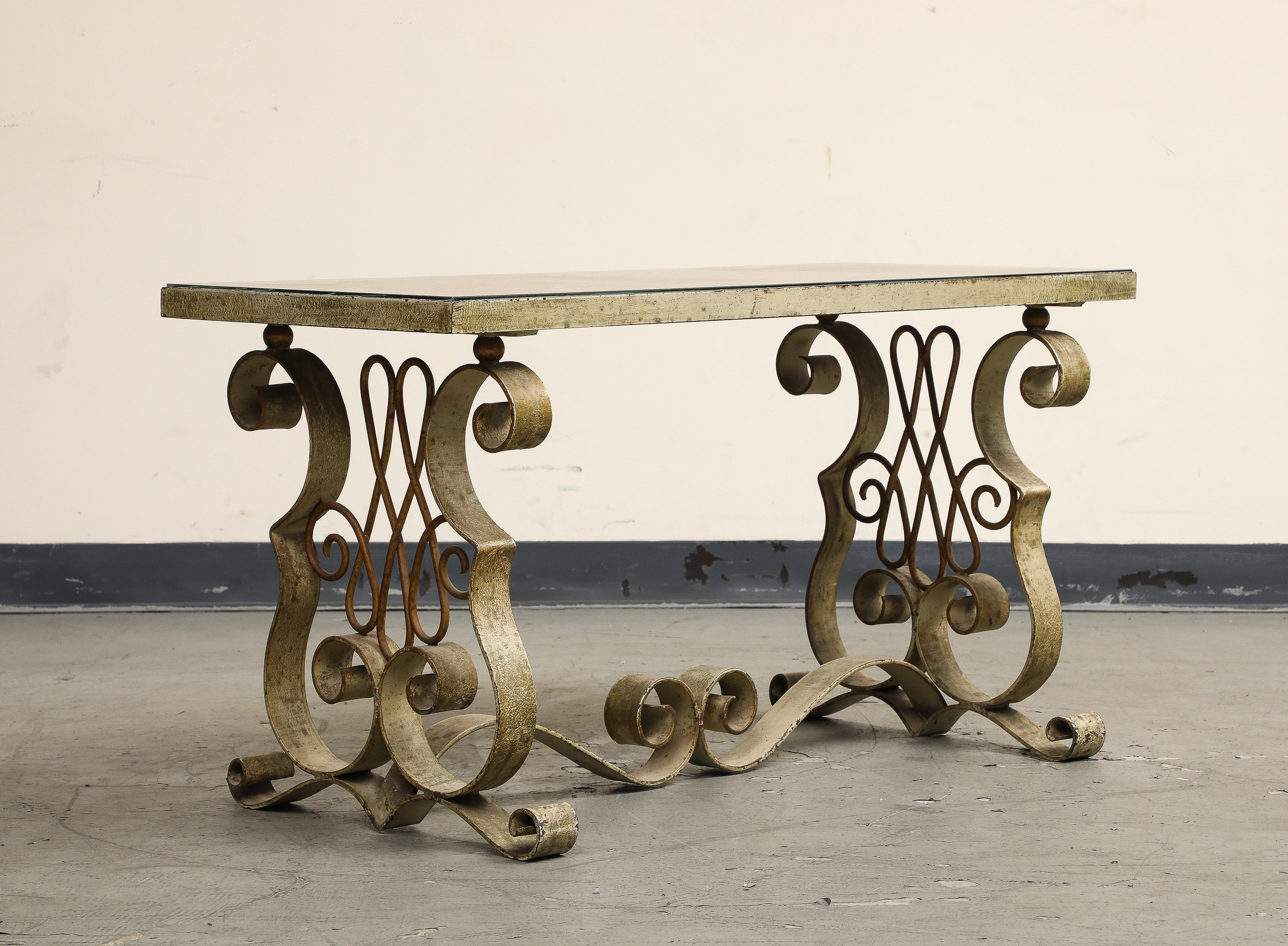 Table basse en métal peint et en églomisé de style Art Déco, vers 1940 Bon état - En vente à Chicago, IL
