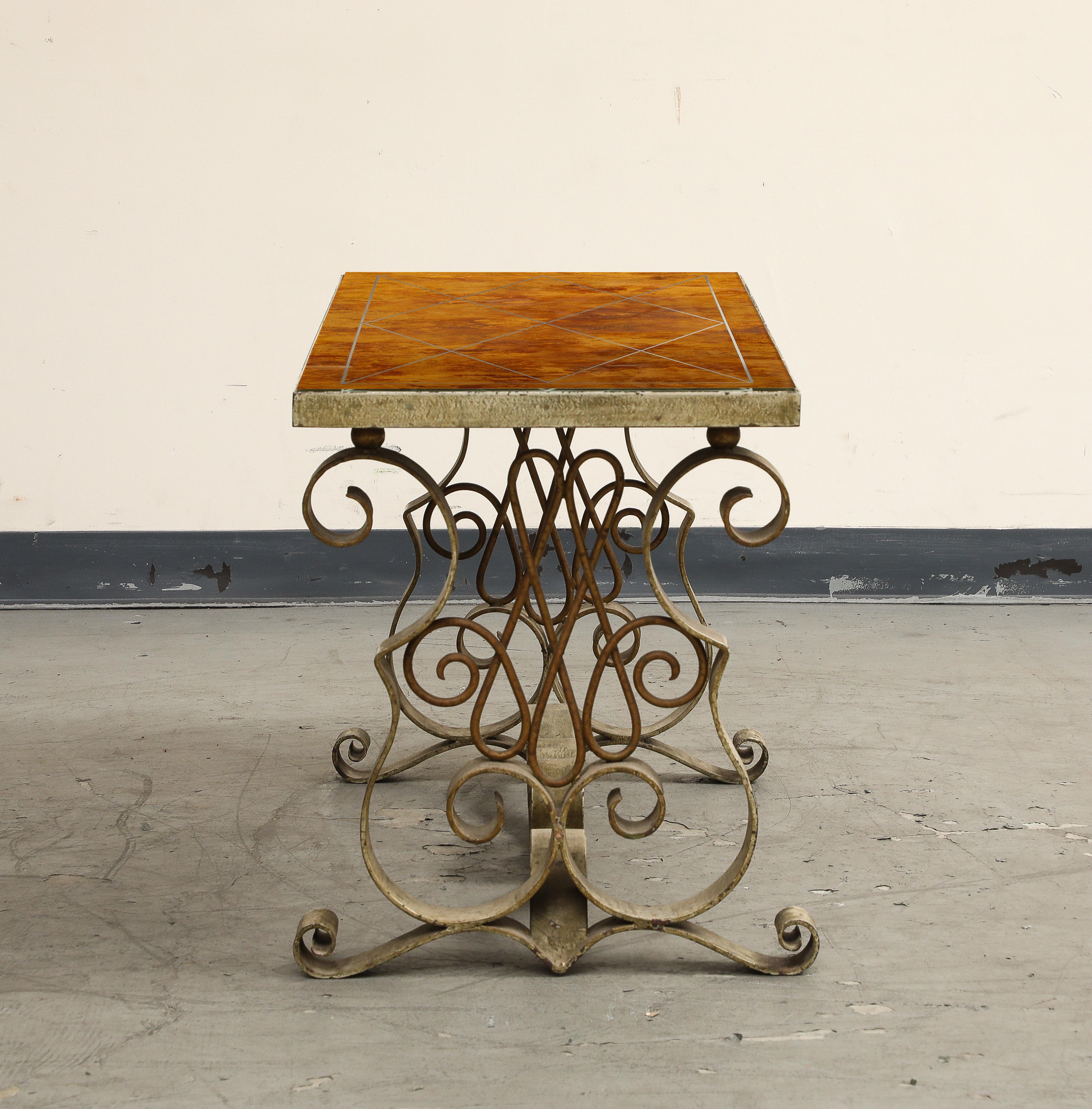 Milieu du XXe siècle Table basse en métal peint et en églomisé de style Art Déco, vers 1940 en vente