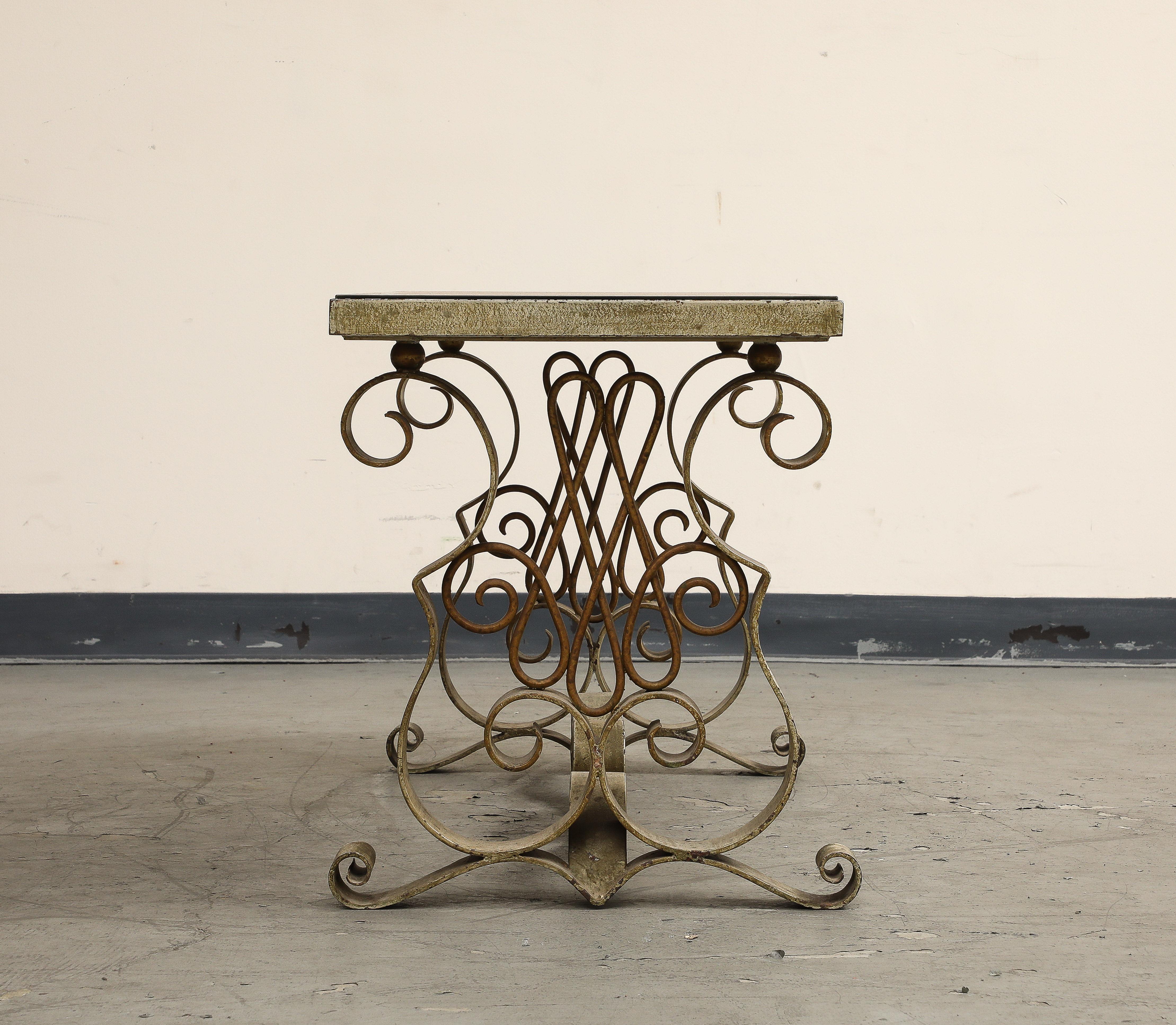 Métal Table basse en métal peint et en églomisé de style Art Déco, vers 1940 en vente
