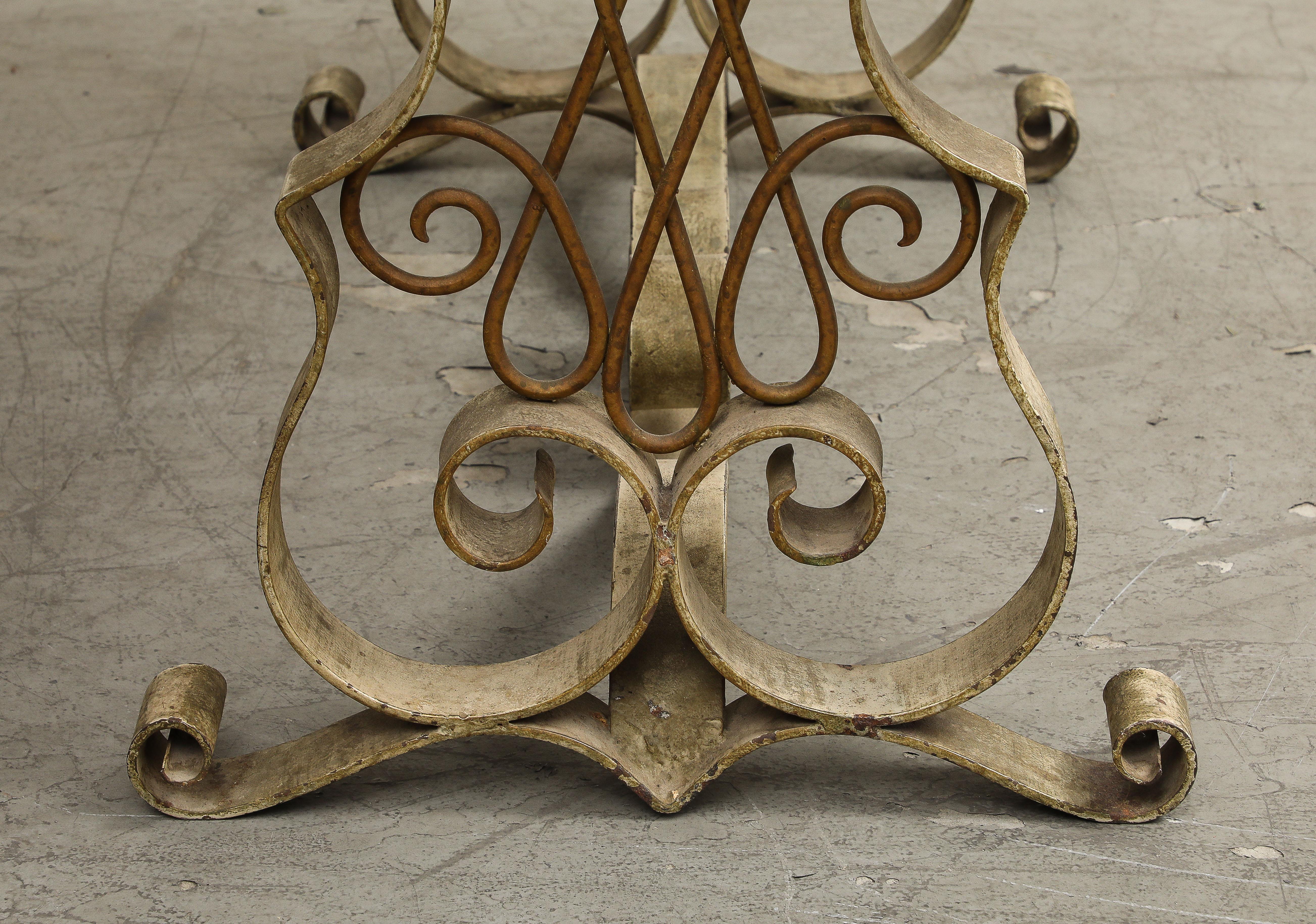 Table basse en métal peint et en églomisé de style Art Déco, vers 1940 en vente 1
