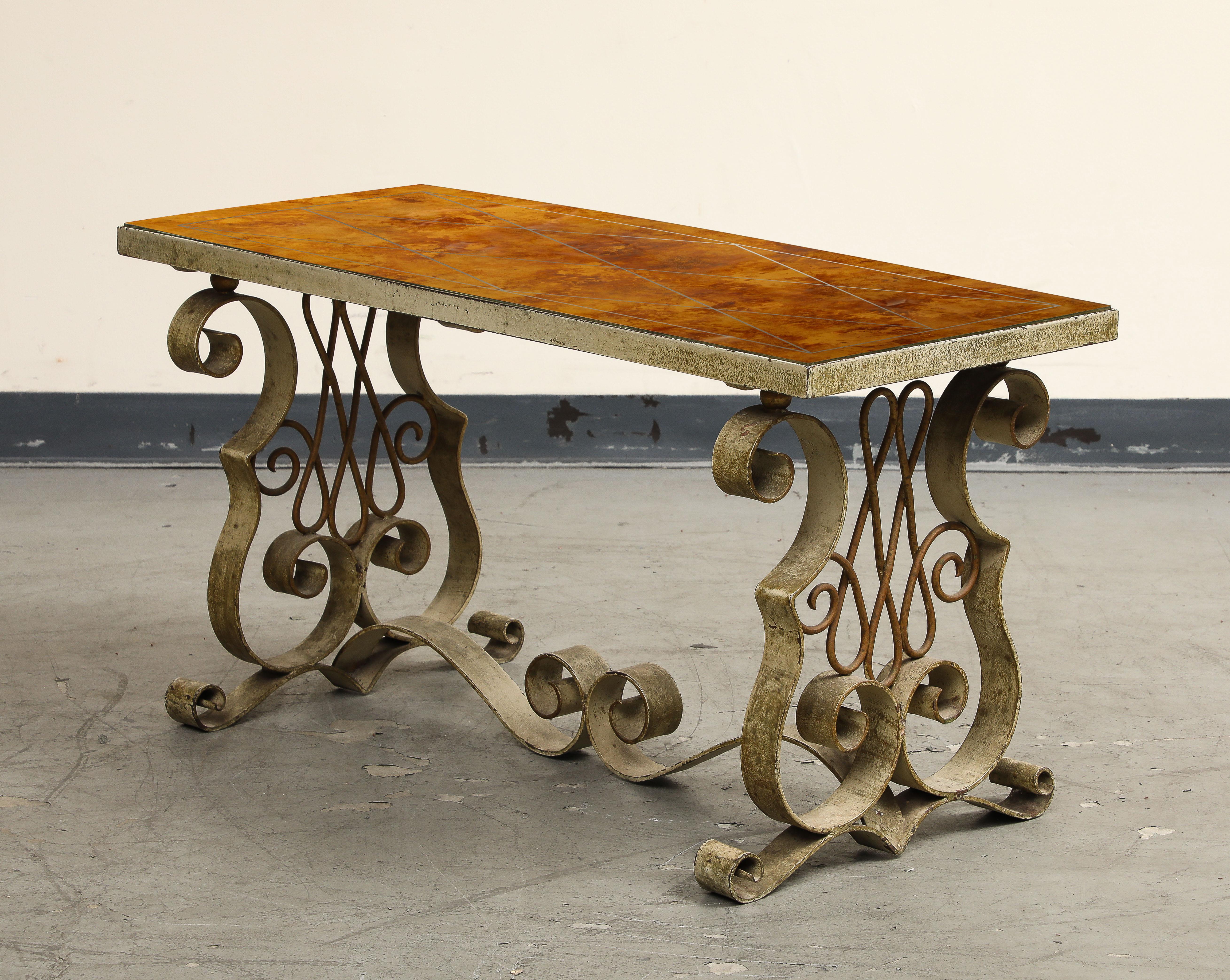 Table basse en métal peint et en églomisé de style Art Déco, vers 1940 en vente 2