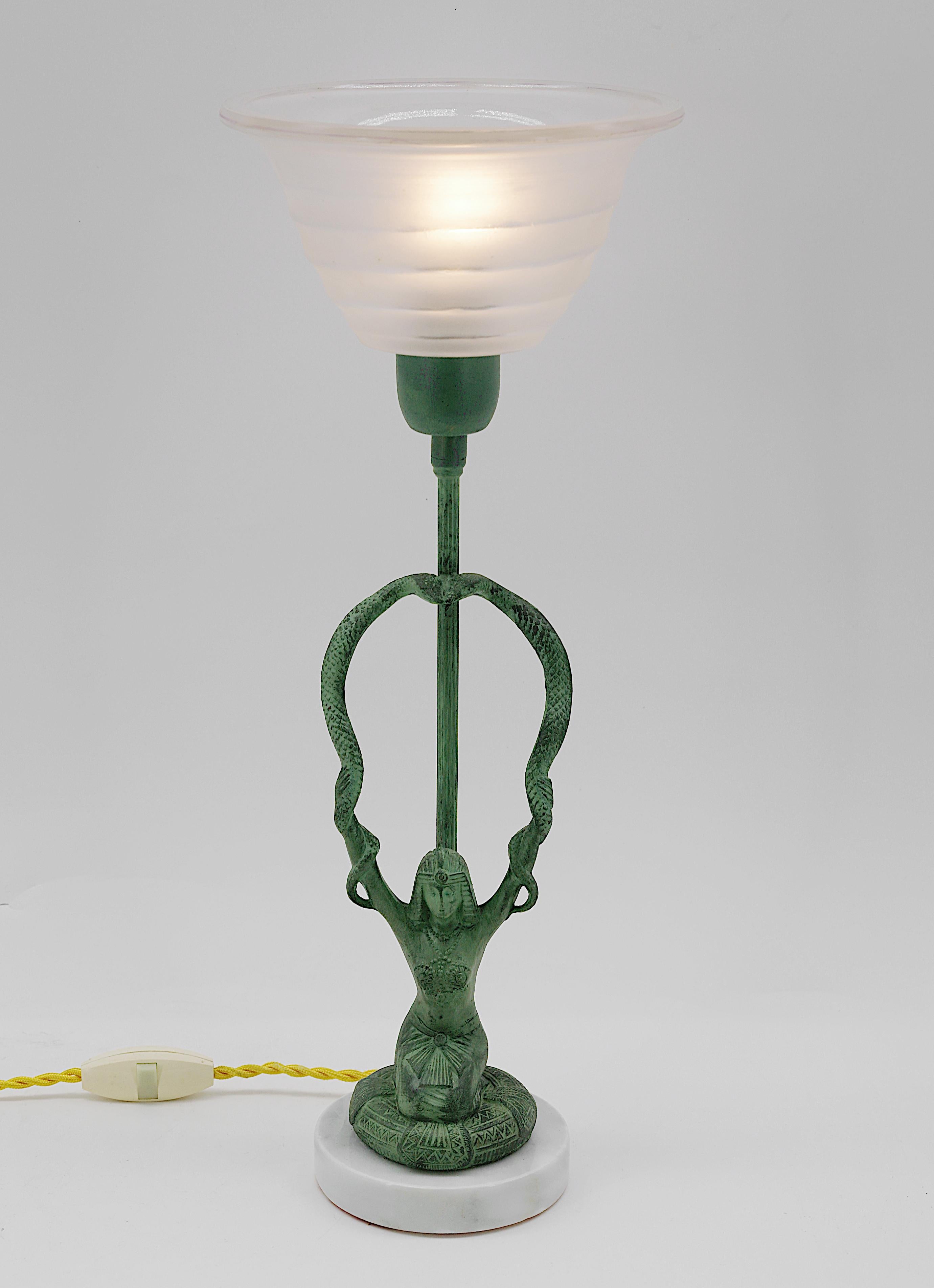 French Art Deco table amp, 1930s. Egyptian woman with snakes in her arms. Spelter, glass and marble. Glass shade by Georges Leleu (Paris). Height : 16