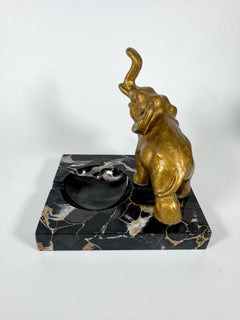 Französischer Art-Déco-Elefanten-Aschenbecher aus vergoldetem Metall und schwarzem Marmor, 1930er Jahre