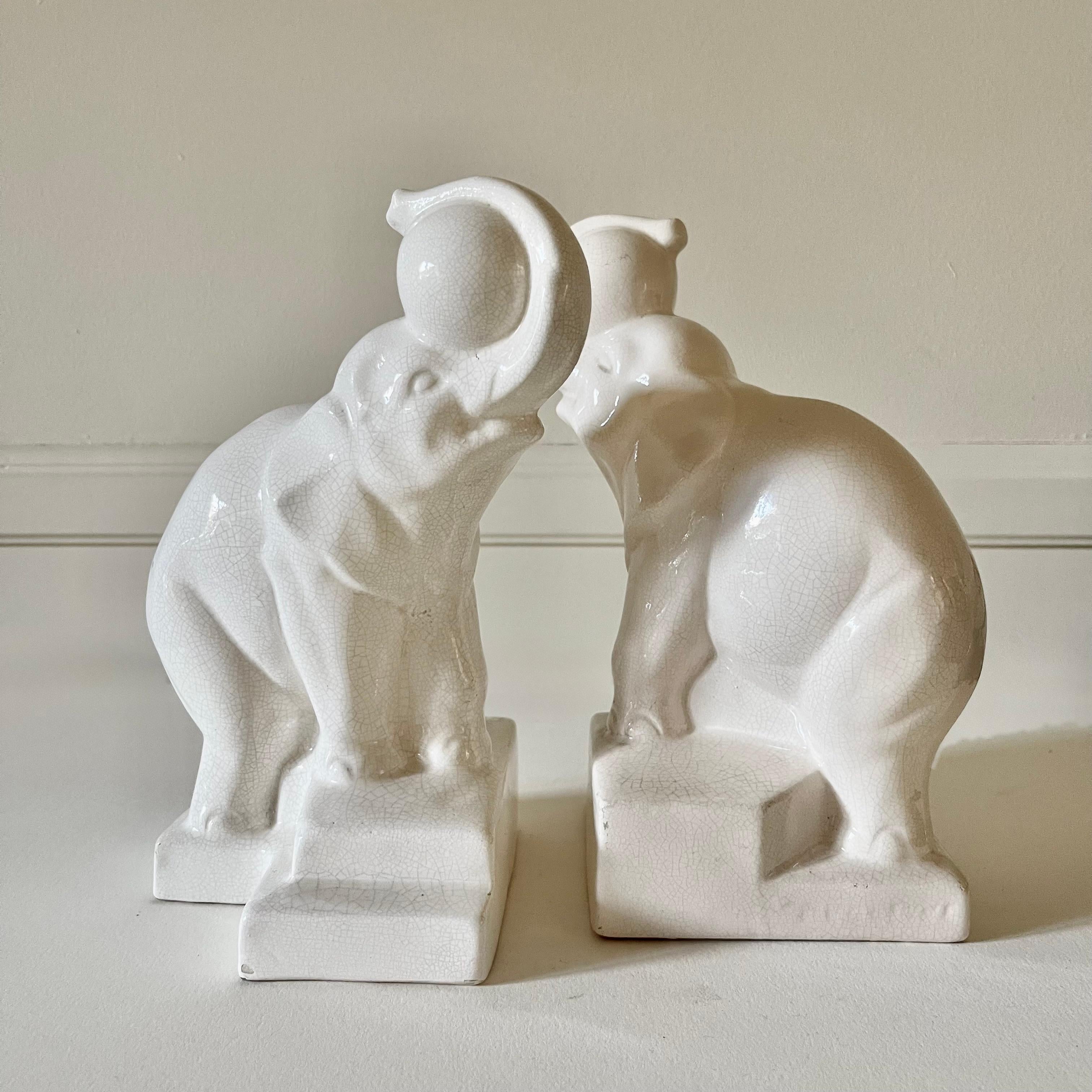 Terminali per libri in ceramica francese Art déco di Duquenne raffiguranti elefanti che giocano.

Dimensioni: 23 x 12 x 12 cm 