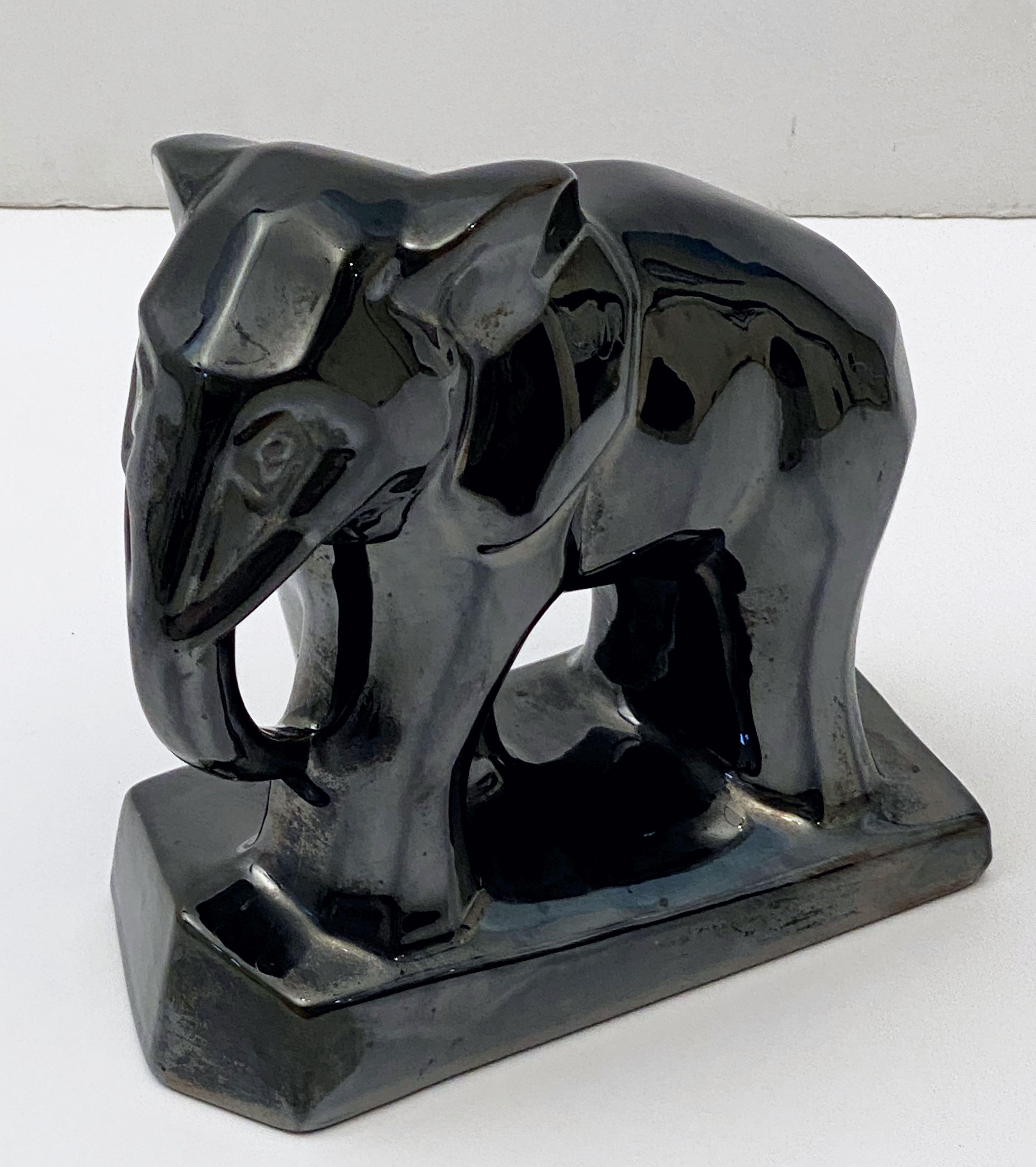 Une belle figurine d'éléphant Art Déco française de style cubiste avec une glaçure céramique noire irisée et lustrée.

   