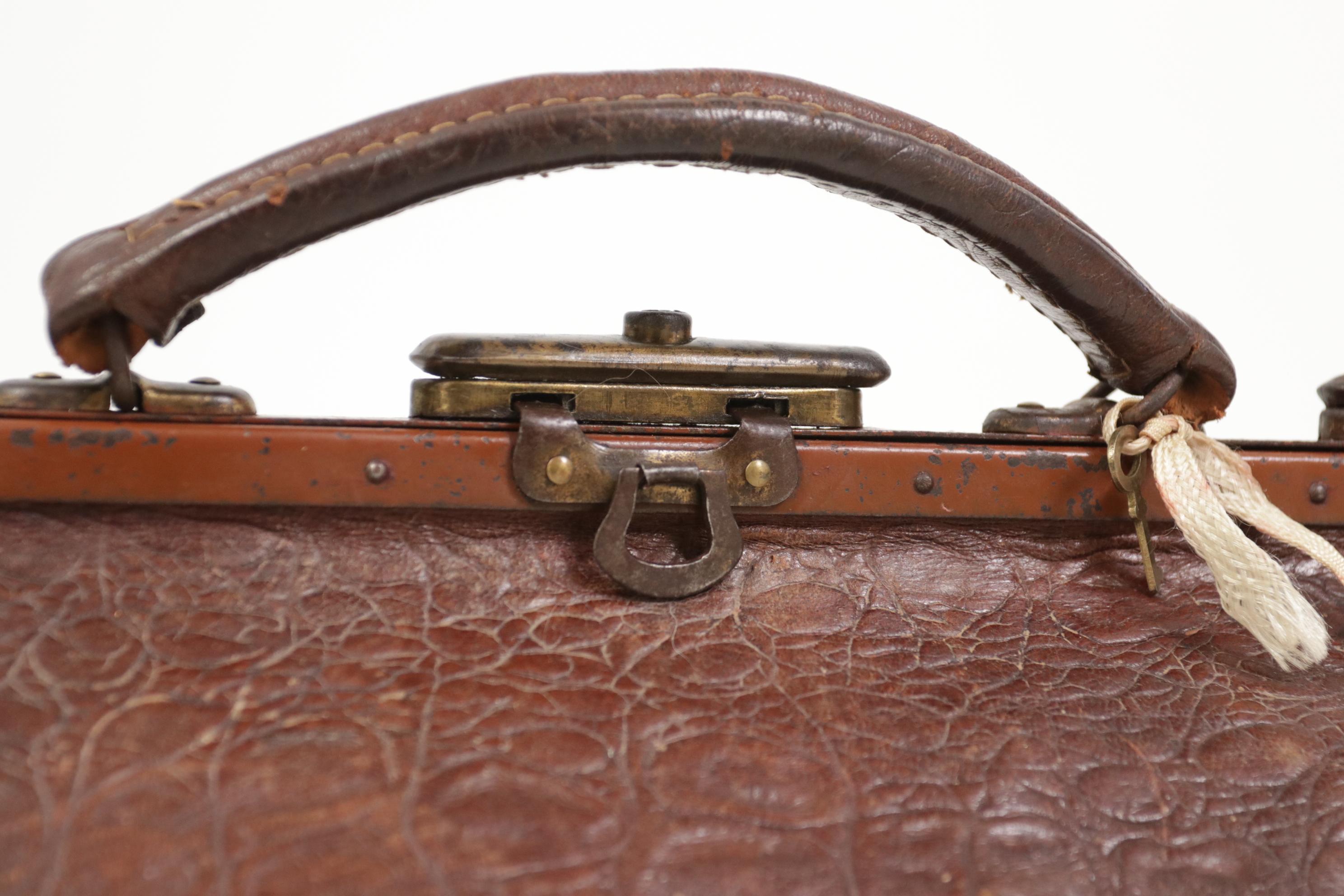 A.I.C. C'est une ancienne trousse de médecin en cuir de crocodile gaufré. C.C. 1920
Le sac est dans un bel état antique après ca. 100 ans comme vous pouvez le voir sur les photos.
Il a même sa petite clé, bel objet décoratif mais aussi utilisable