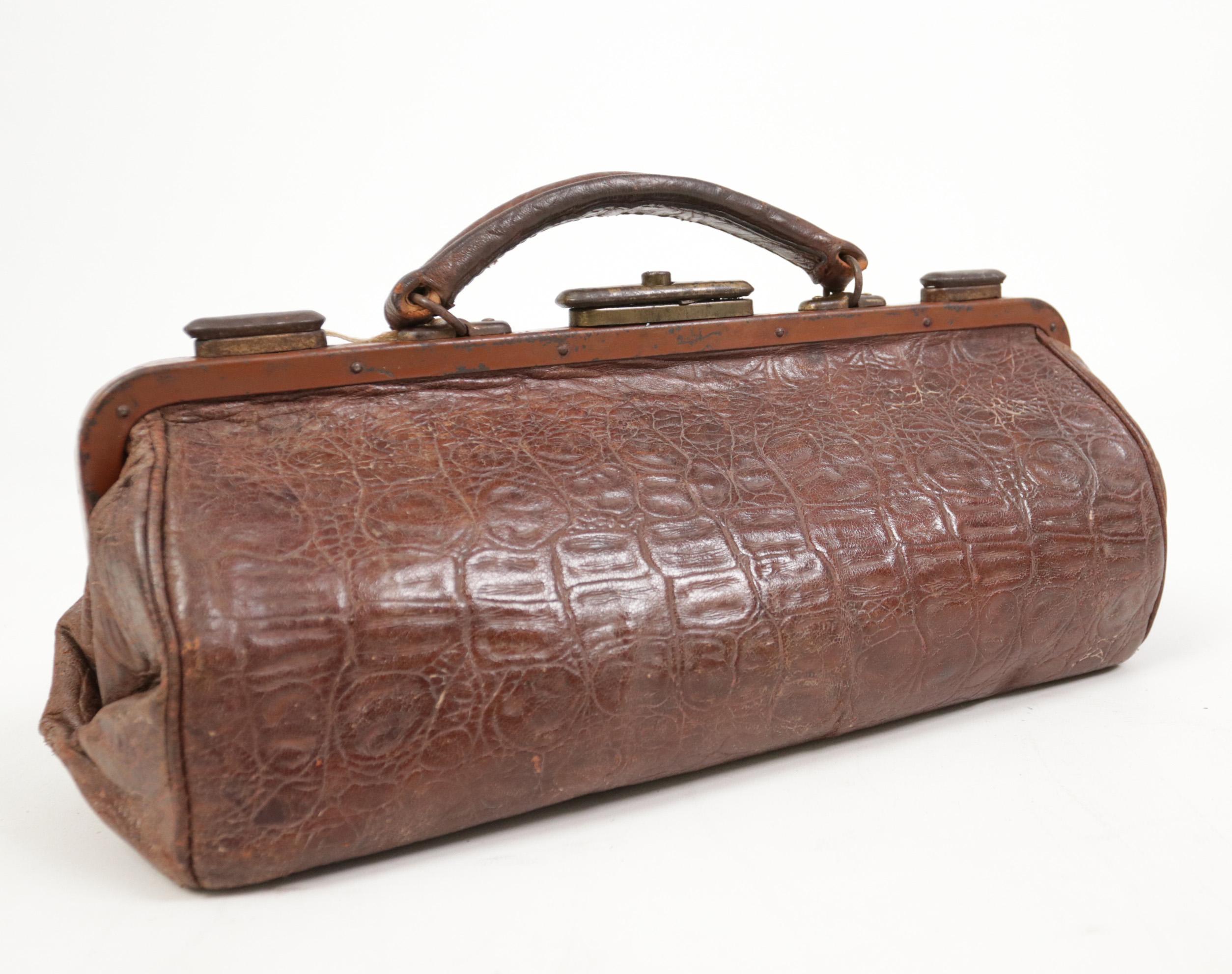 French Art Deco Embossed Crocodile Leather Doctor’s Bag, c. 1920 In Good Condition For Sale In Boven Leeuwen, NL