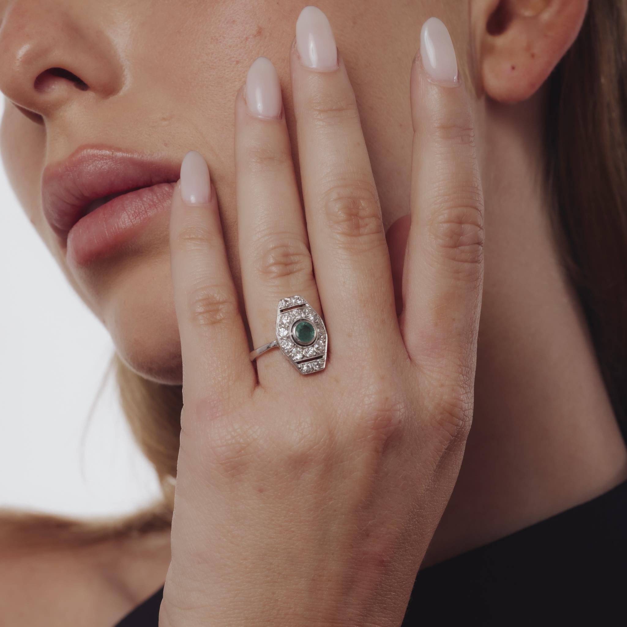 Taglio rotondo Anello cocktail Art Deco francese con smeraldo e diamante in oro bianco 18 carati in vendita