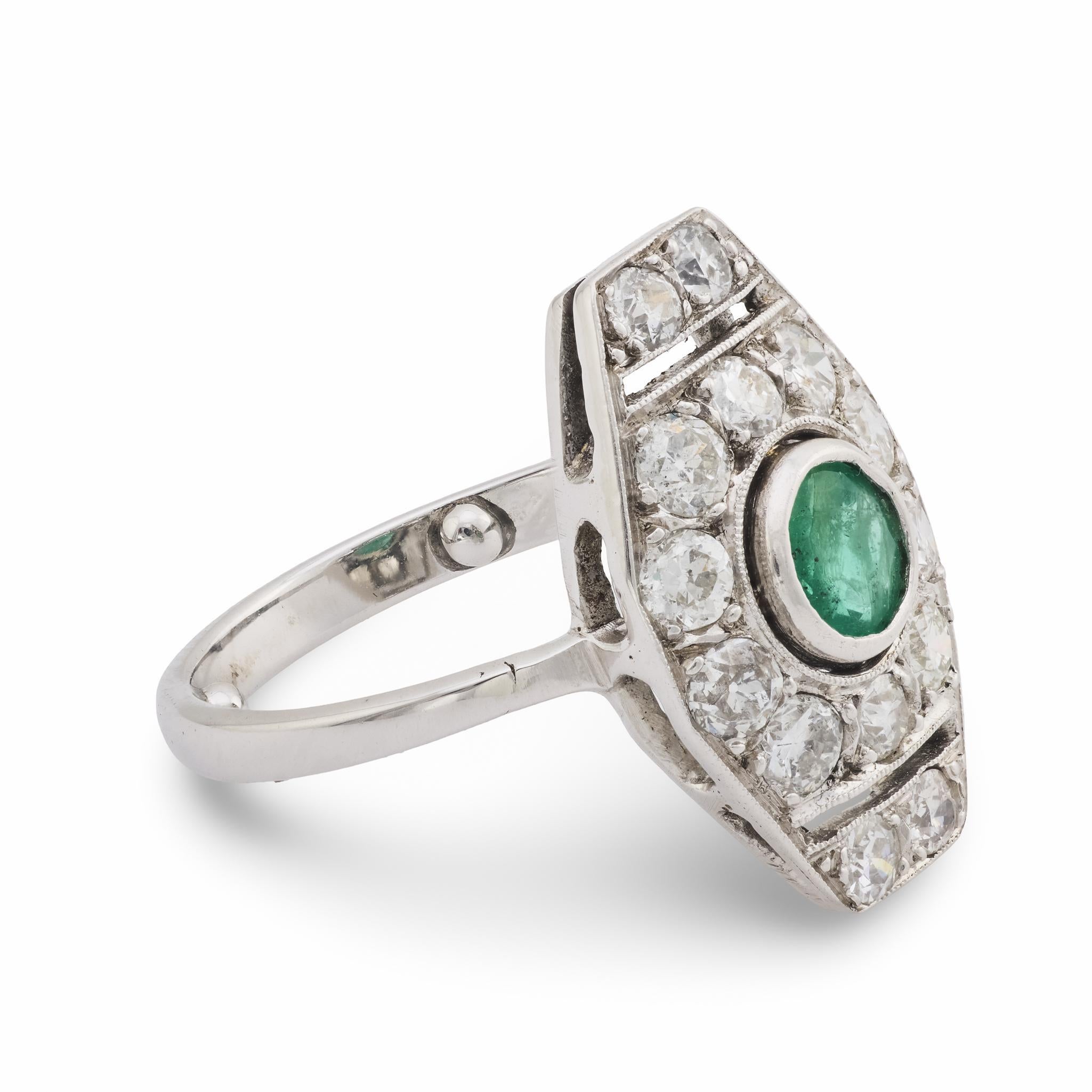 Anello cocktail Art Deco francese con smeraldo e diamante in oro bianco 18 carati In condizioni buone in vendita a Beverly Hills, CA