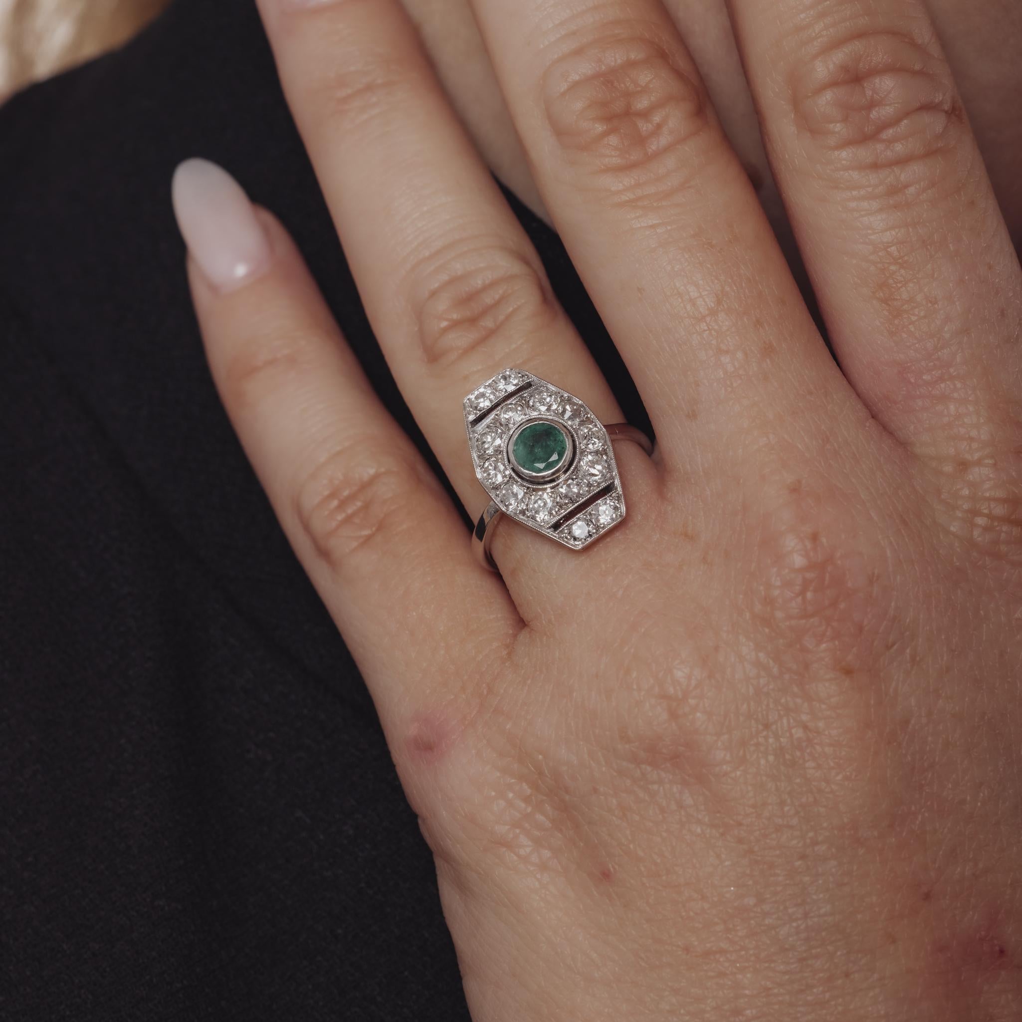 Donna Anello cocktail Art Deco francese con smeraldo e diamante in oro bianco 18 carati in vendita