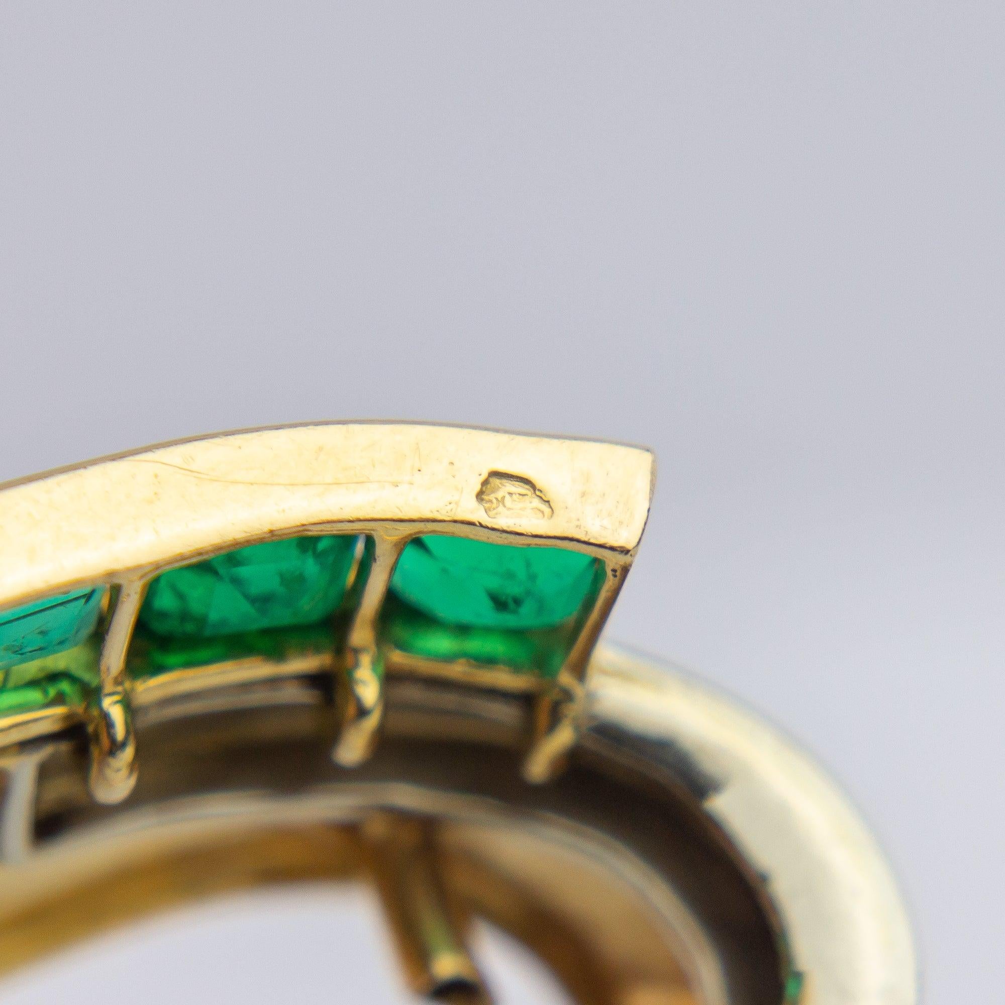 Paar Art-Déco-Kleidklammern mit Smaragd und Diamanten, möglicherweise von Boucheron im Angebot 1