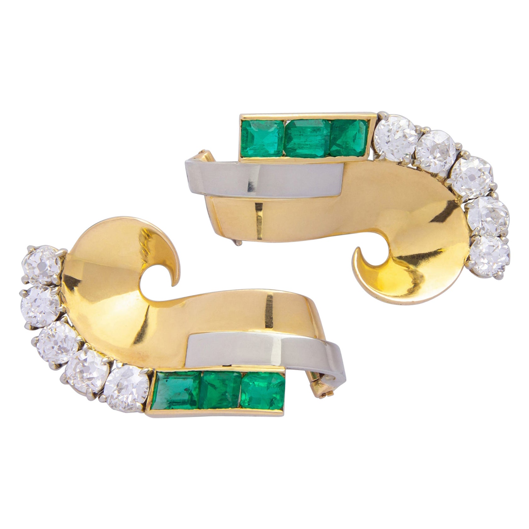 Paar Art-Déco-Kleidklammern mit Smaragd und Diamanten, möglicherweise von Boucheron