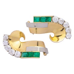 Paar Art-Déco-Kleidklammern mit Smaragd und Diamanten, möglicherweise von Boucheron