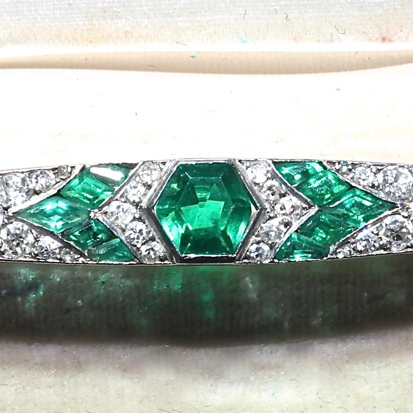 French Art Deco Emerald Diamond Platinum Bar Pin In Excellent Condition In Beverly Hills, CA