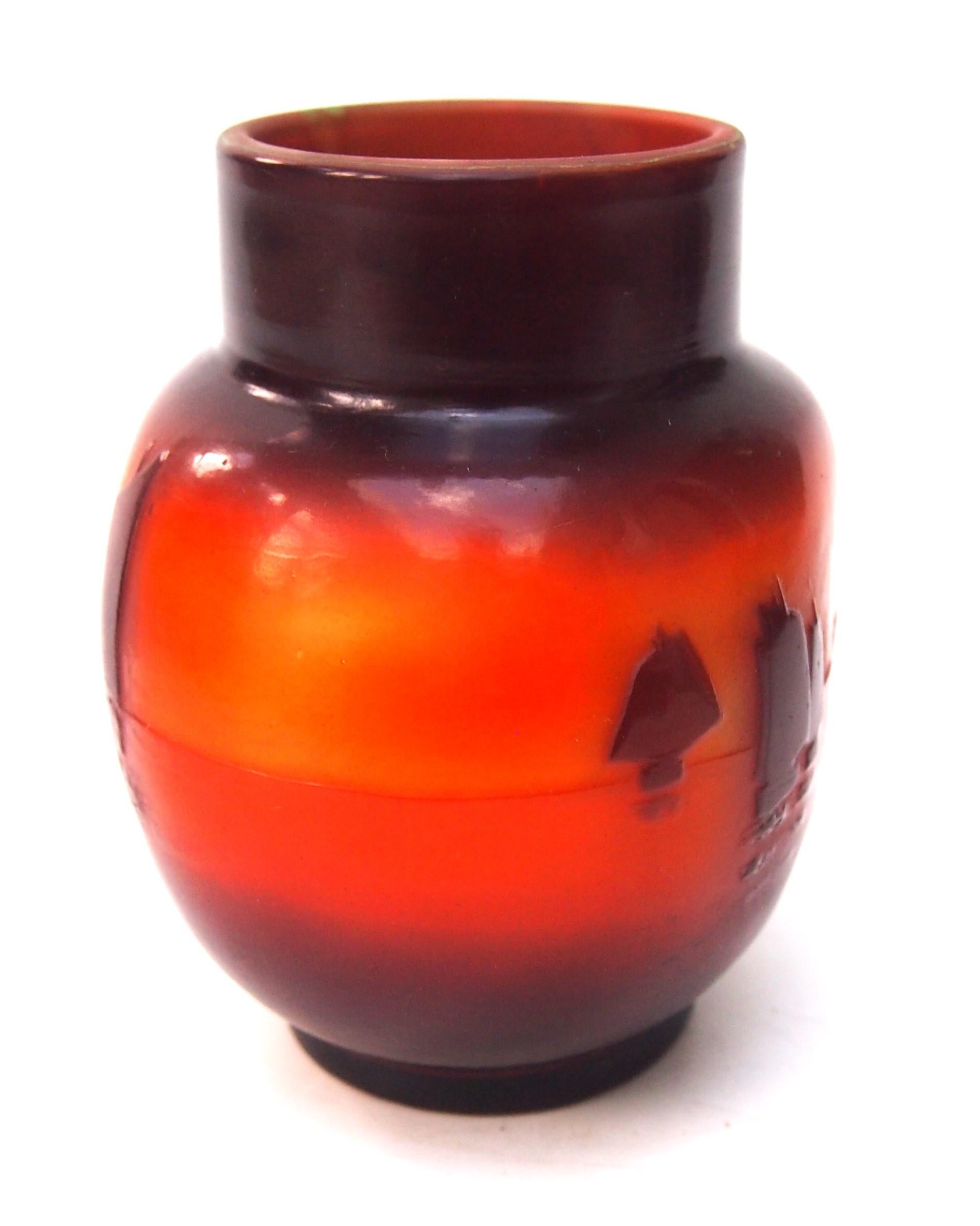 Fabelhafte und seltene Kamee-Vase von Emile Galle mit Segelschiffen auf dem Meer in der sehr seltenen Farbkombination braun über orange über gelb, signiert (Bild 3) Provost MkIV, hergestellt um 1920 (siehe letztes Foto für die Datierung) in einer