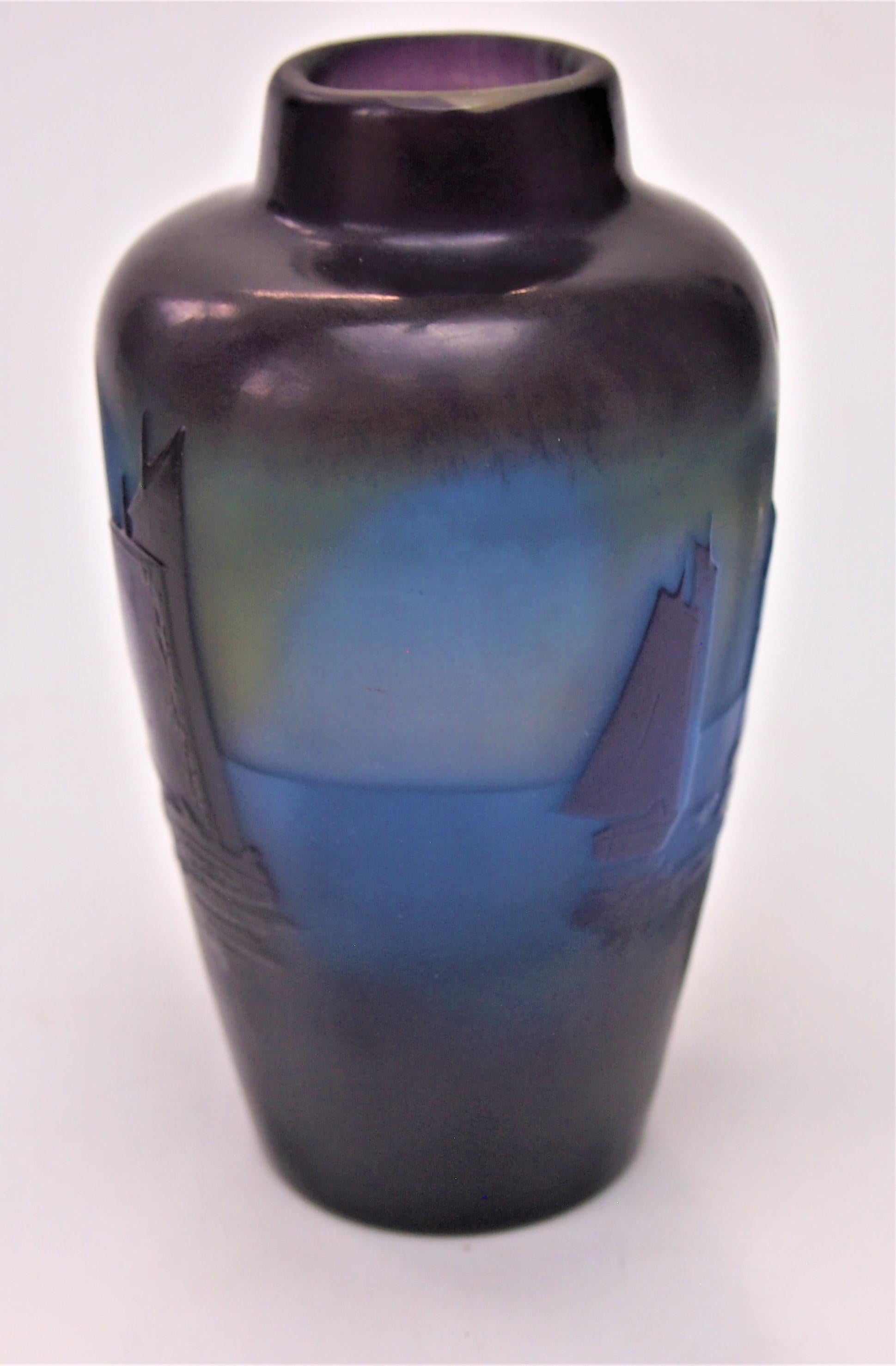 Fabuleux et rare vase en camée Emile Galle avec des voiliers à dominante bleue et violette avec des reflets jaunes orangés, signé (image 5) Provost MkIV produit vers 1920. Sur la plupart des voiliers, on peut voir de petites personnes assises. Les
