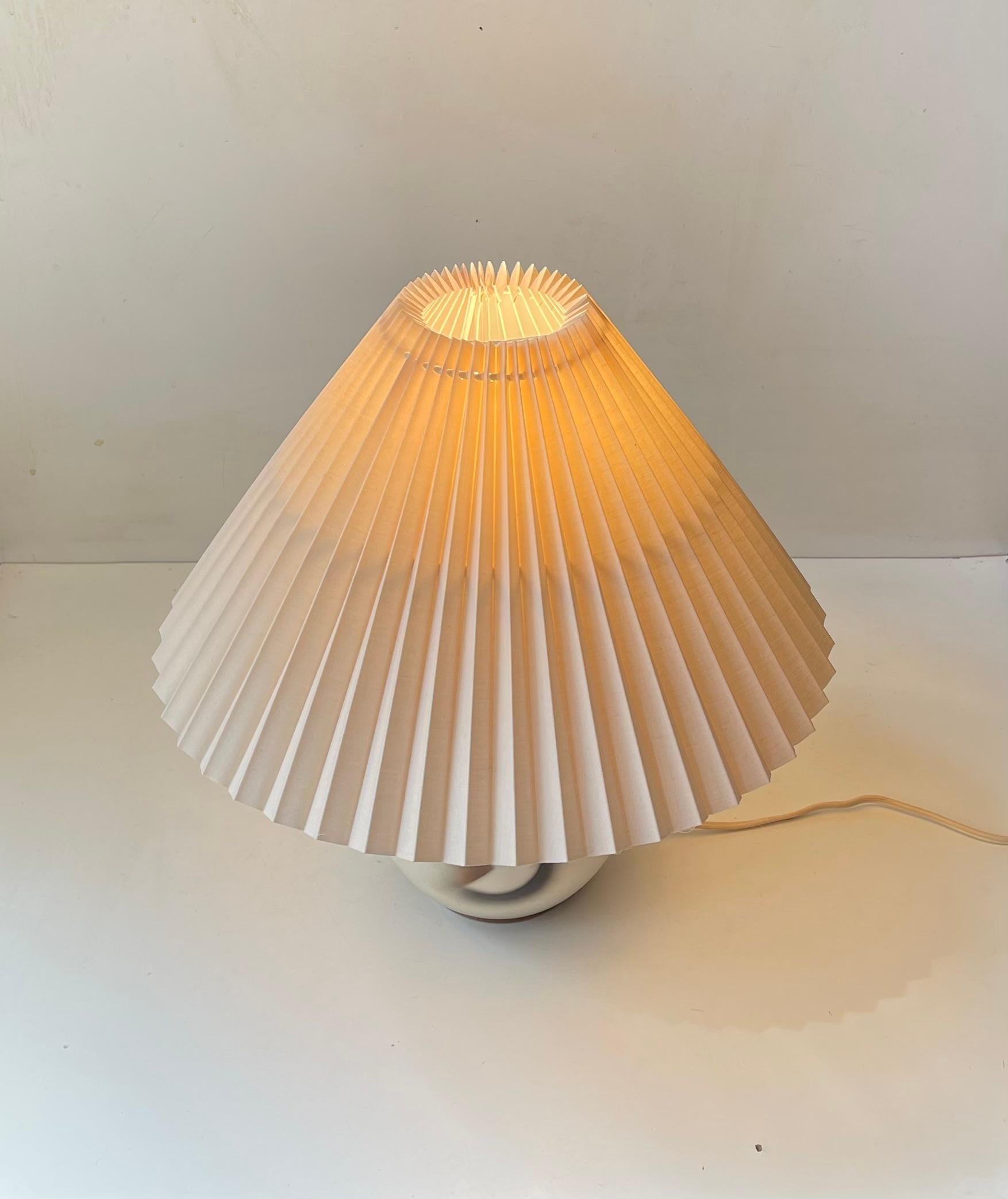 Lámpara de sobremesa francesa Art Déco de cerámica esmaltada al estilo de Jean Besnard, años 30 mediados del siglo XX en venta