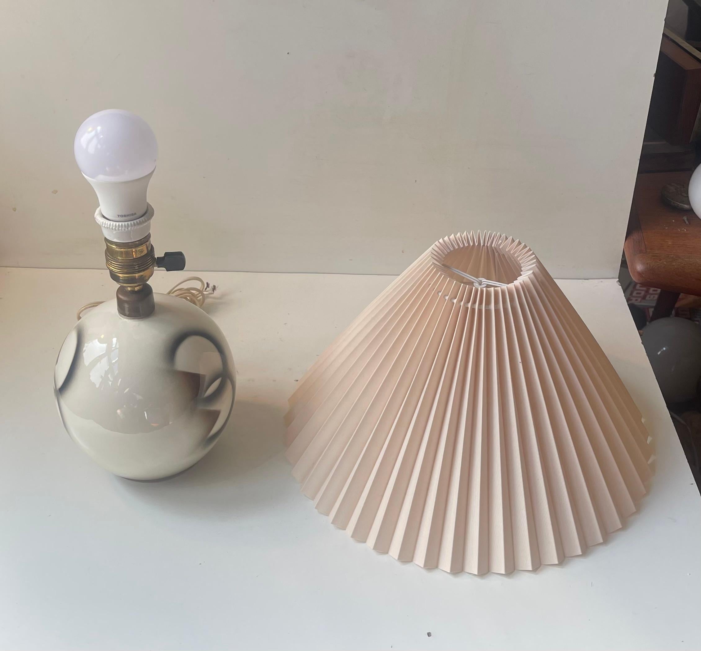 Lámpara de sobremesa francesa Art Déco de cerámica esmaltada al estilo de Jean Besnard, años 30 Cerámico en venta