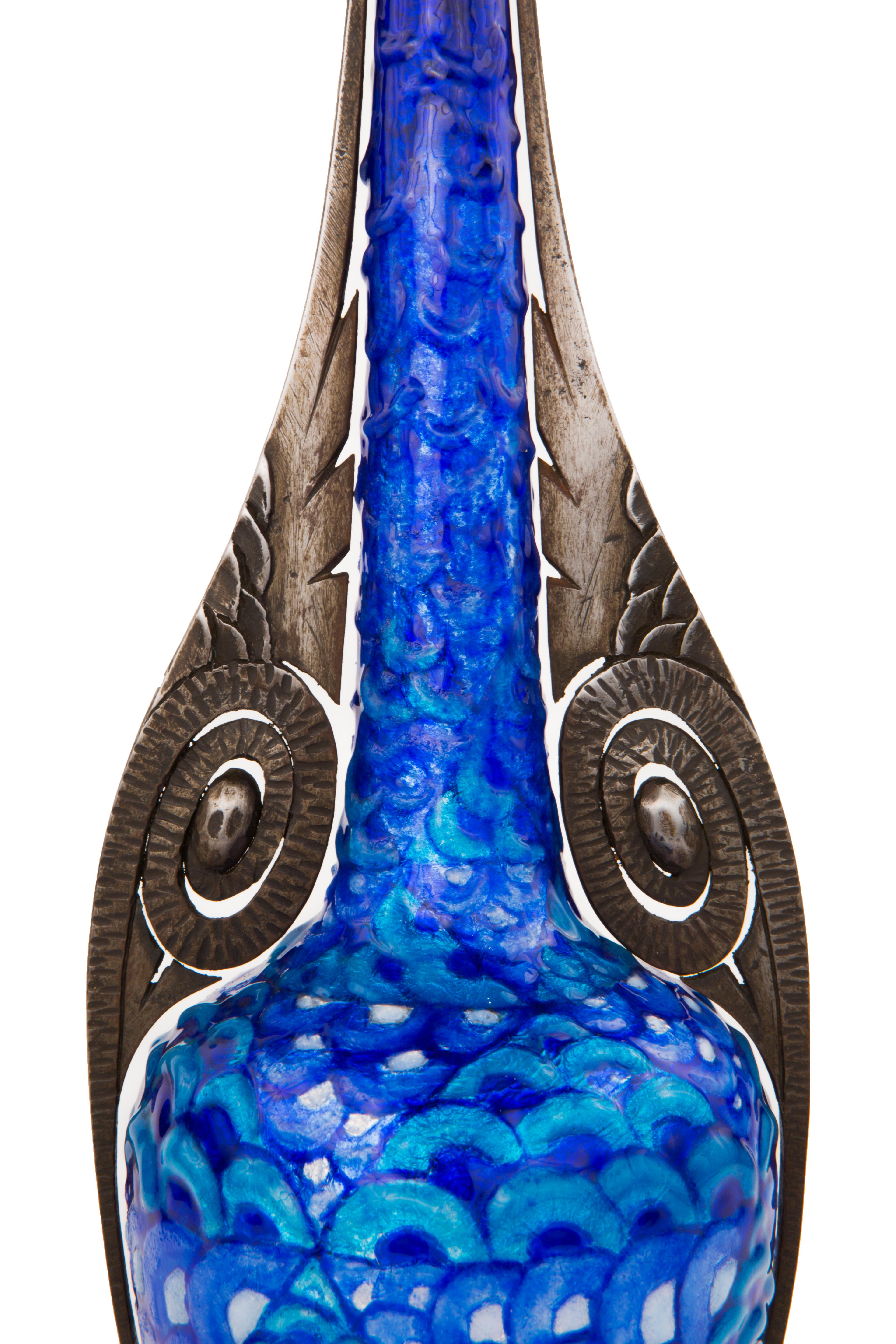 Un rarissimo vaso francese Art Decor smaltato su rame e ferro battuto decorato da Camille Fauré. Il vaso è decorato con un disegno geometrico smaltato nei colori del blu, del nero e del bianco e incastonato in un supporto in ferro battuto forgiato a
