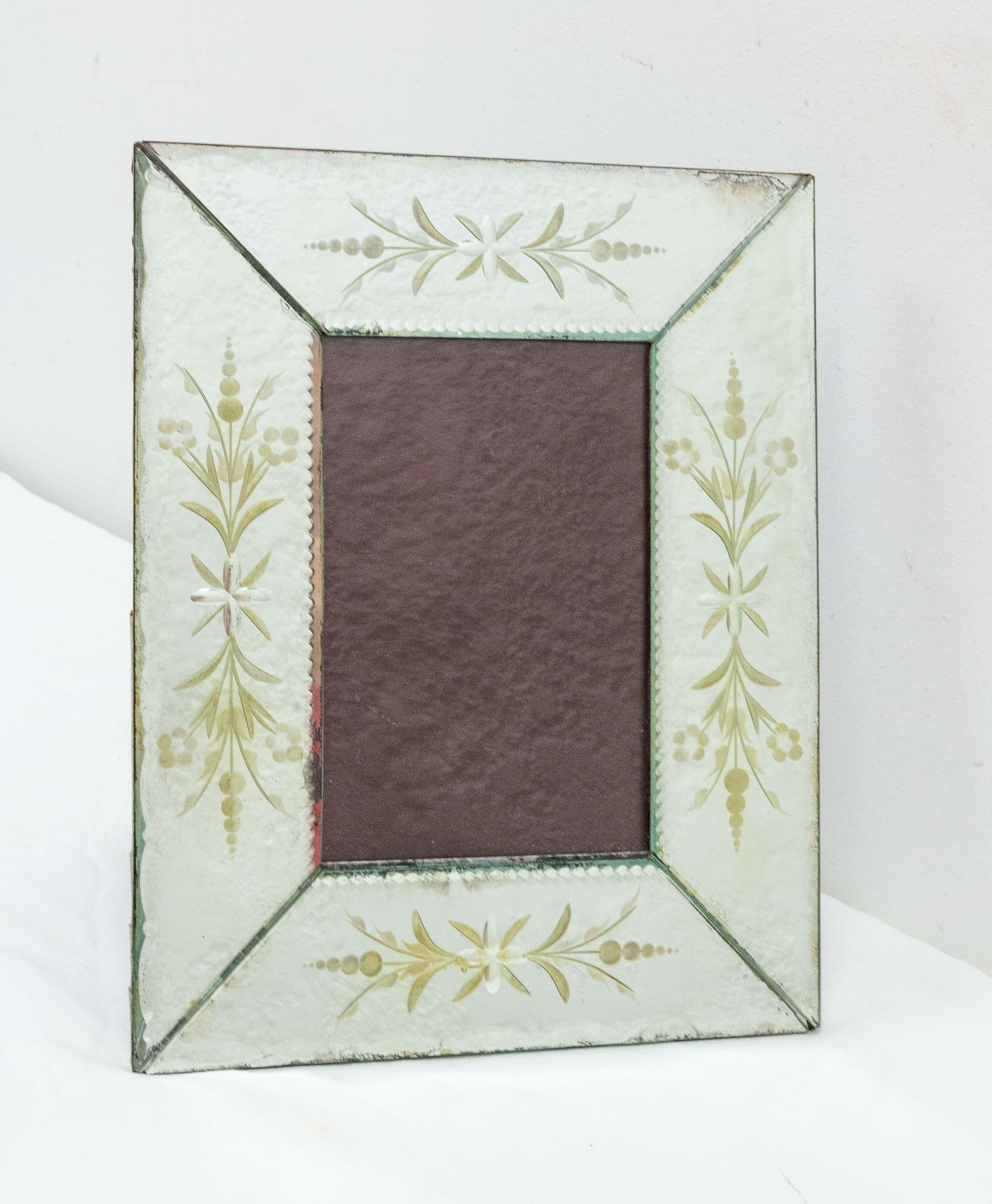 Picture frame in engraved mirror
French, circa 1930
Some signs of wear on the frame, that make the charm of this antique piece
Frame to be placed on a beautiful piece of furniture to highlight it.
Good antique condition.

Shipping:
P 2 L 24 H 30.
