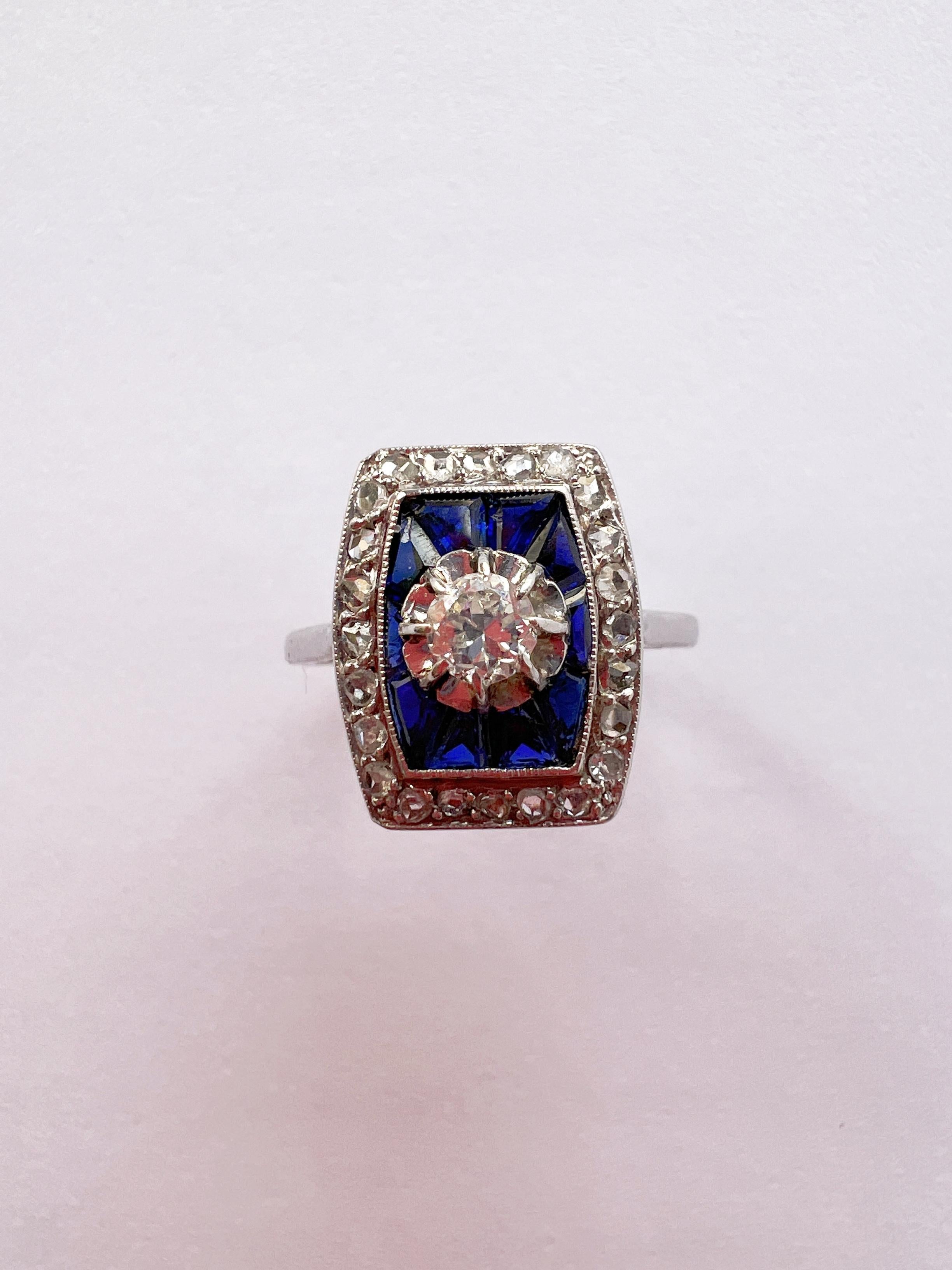 French Art Deco Era 18k White Gold Diamond Blue Sapphire Ring In Good Condition For Sale In Versailles, FR