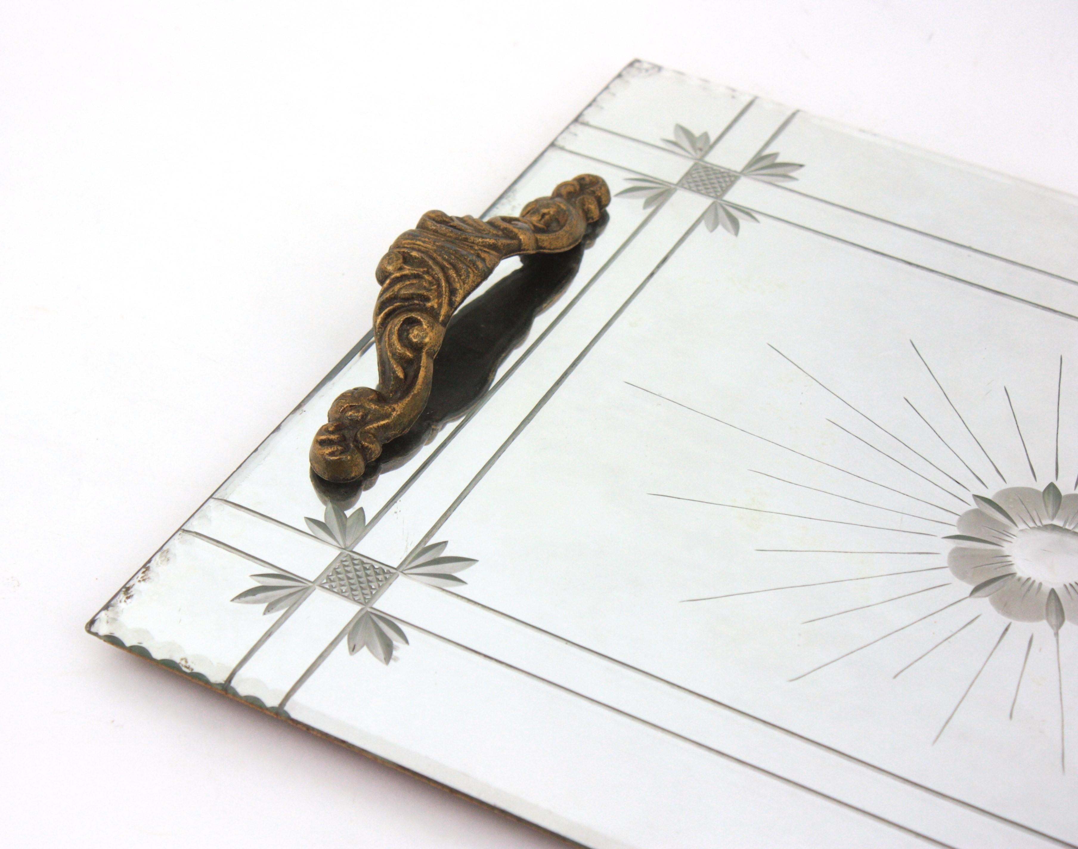 Bandeja francesa Art Decó con espejo grabado, motivo floral y asas de bronce en venta 3